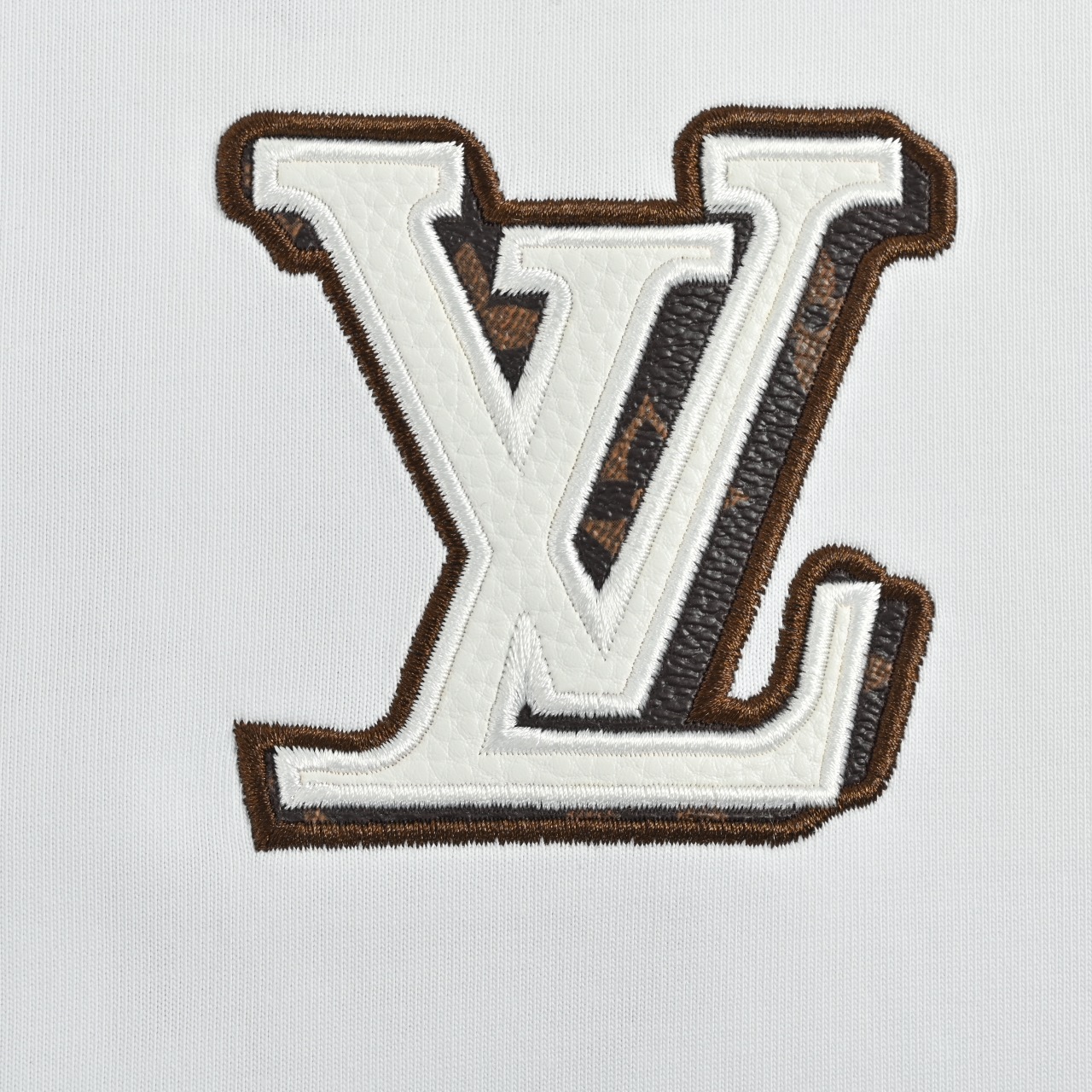 Louis Vuitton 路易威登 26ss 前后皮革字母logo短袖t恤-Chinese wholesaler seller Clothes Bags handbags wholesale Shoes High Quatity wholesaler seller Cheap Sneakers from China Factory Chinese suppliers china wholesale clothing wholesaler seller Louis Vuitton 路易威登 26ss 前后皮革字母logo短袖t恤