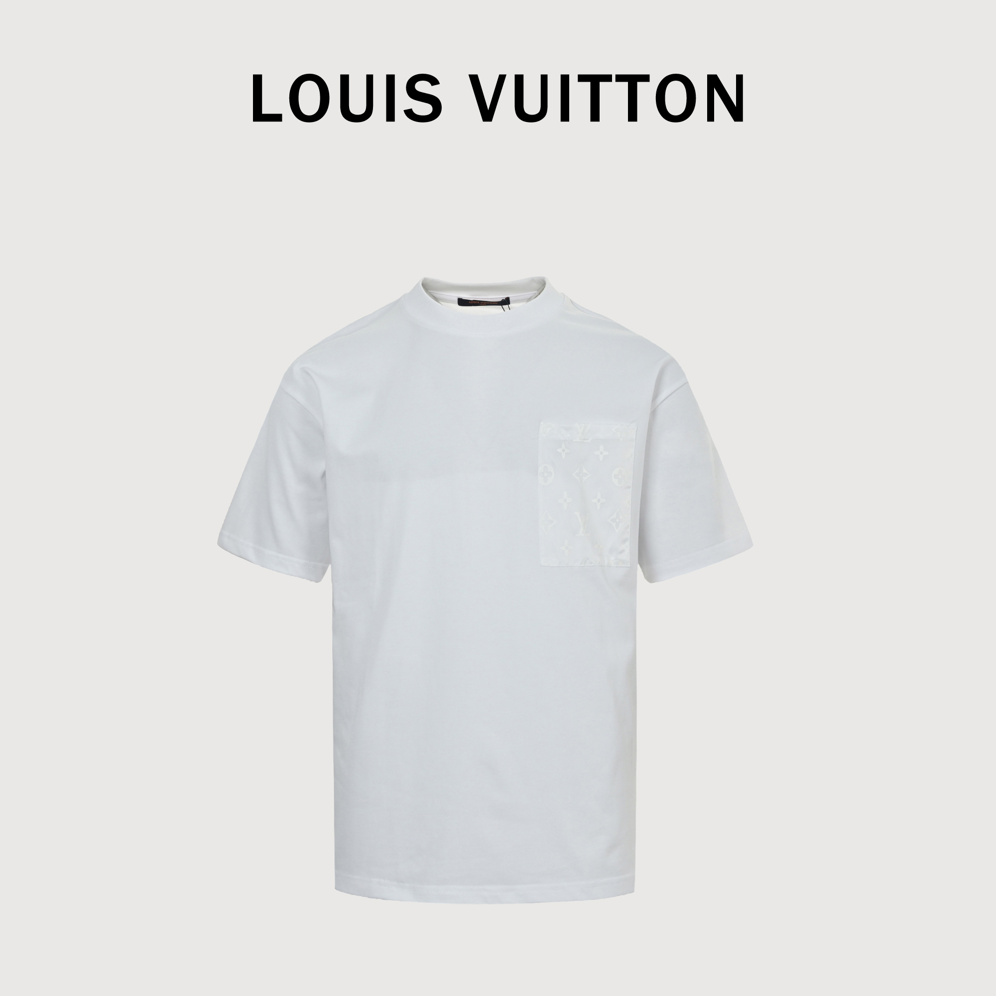  LOUIS VUITTON/路易威登LV 暗纹老花口袋短袖T恤  面料采用300克重双纱面料,定制32支1*1螺纹,成衣两遍水洗处,面料舒适亲肤无异感,定制定染面料, 纺织密度高,垂感佳,不易变形,厚织感加上紧密纺纱工艺,不会影响面料的透气性,成色的饱和度很高,进口数码直喷印花工艺,百搭好看的一款短袖,宽松版型遮肉显瘦不挑人