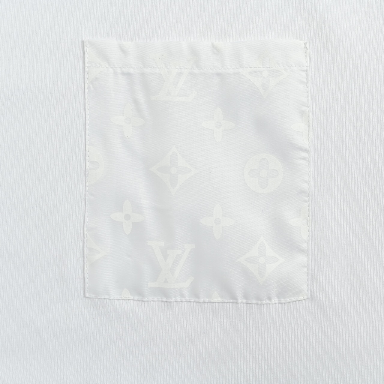 LOUIS VUITTON 路易威登LV 暗纹老花口袋短袖T恤-Chinese UA Cheap High Quatity Brand Clothes Bags handbags Sneakers wholesale wholesaler seller from China Factory suppliers Fashion Clothing Shoes best Quality Beautiful Price LOUIS VUITTON 路易威登LV 暗纹老花口袋短袖T恤