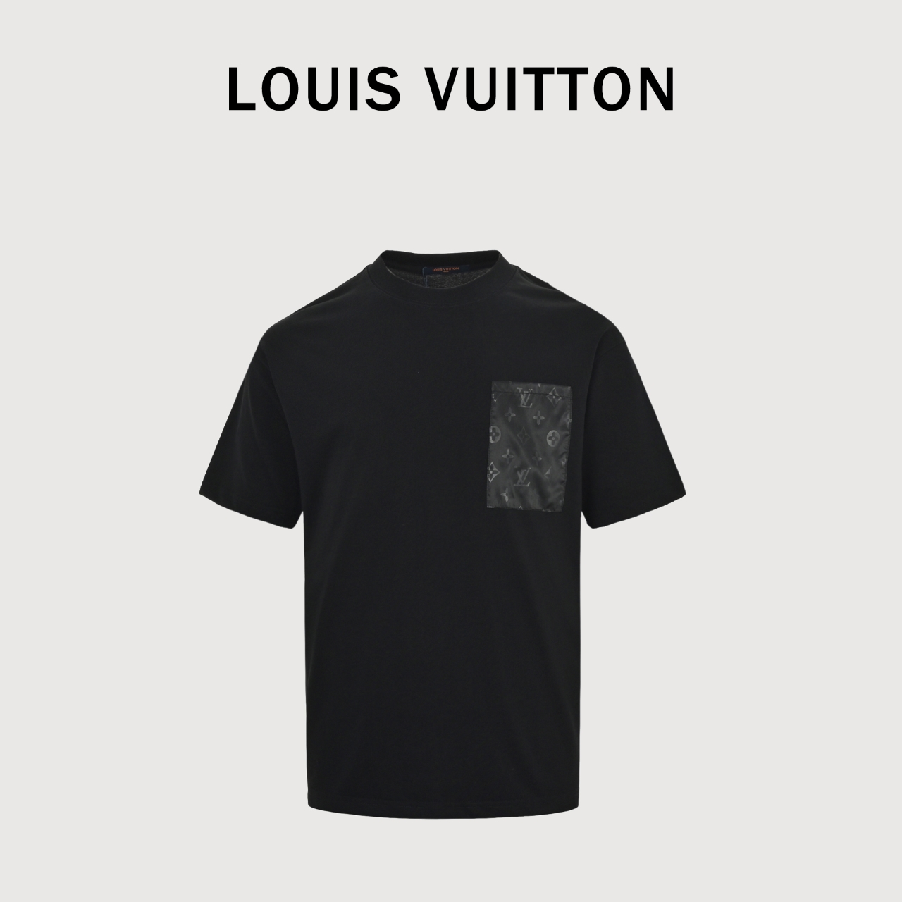  LOUIS VUITTON/路易威登LV 暗纹老花口袋短袖T恤  面料采用300克重双纱面料,定制32支1*1螺纹,成衣两遍水洗处,面料舒适亲肤无异感,定制定染面料, 纺织密度高,垂感佳,不易变形,厚织感加上紧密纺纱工艺,不会影响面料的透气性,成色的饱和度很高,进口数码直喷印花工艺,百搭好看的一款短袖,宽松版型遮肉显瘦不挑人
