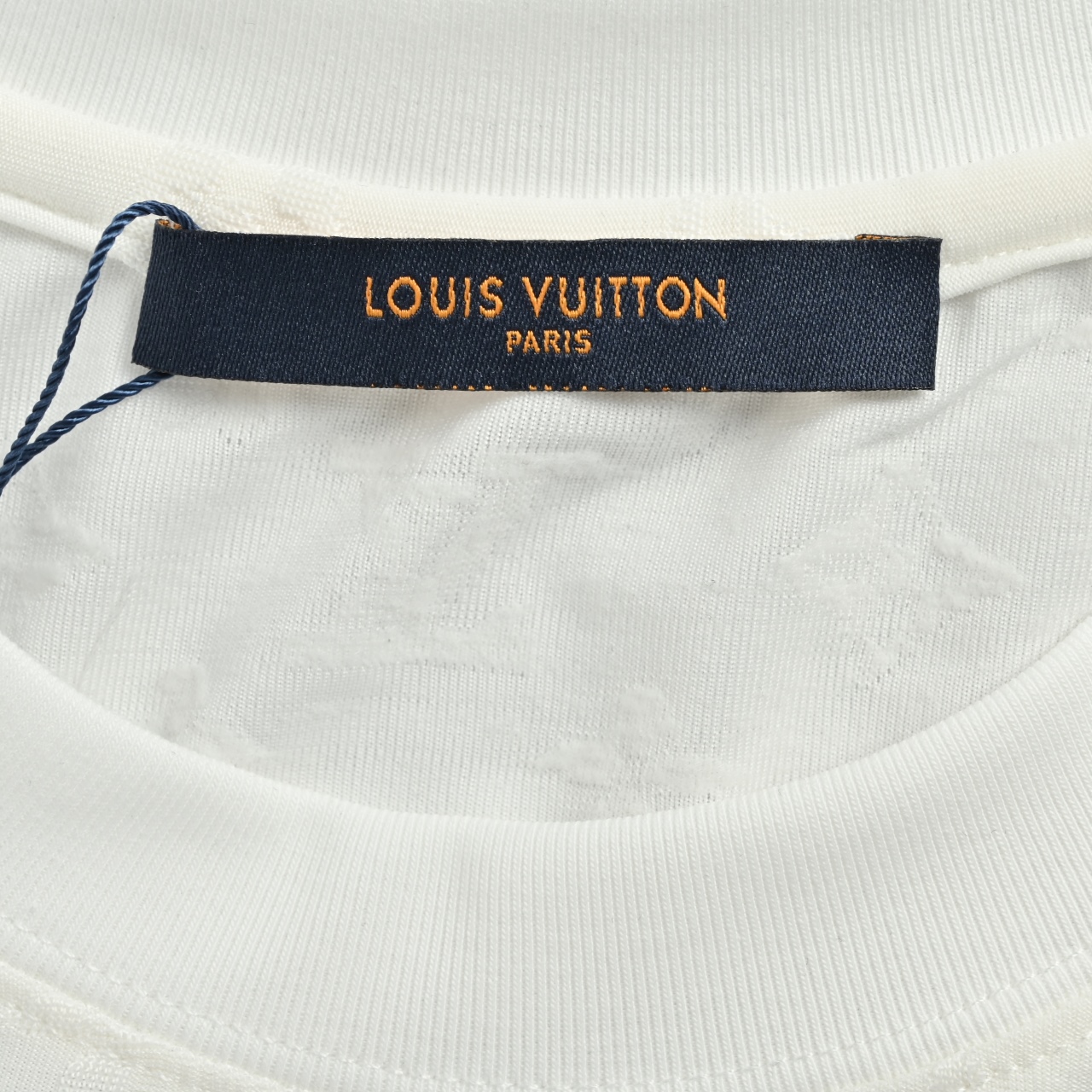 Louis Vuitton/路易威登 2026SS 满印老花三叶草点缀刺绣字LOGO 短袖T恤-Chinese UA Cheap High Quatity Brand Clothes Bags handbags Sneakers wholesale wholesaler seller from China Factory suppliers Fashion Clothing Shoes best Quality Beautiful Price Louis Vuitton/路易威登 2026SS 满印老花三叶草点缀刺绣字LOGO 短袖T恤