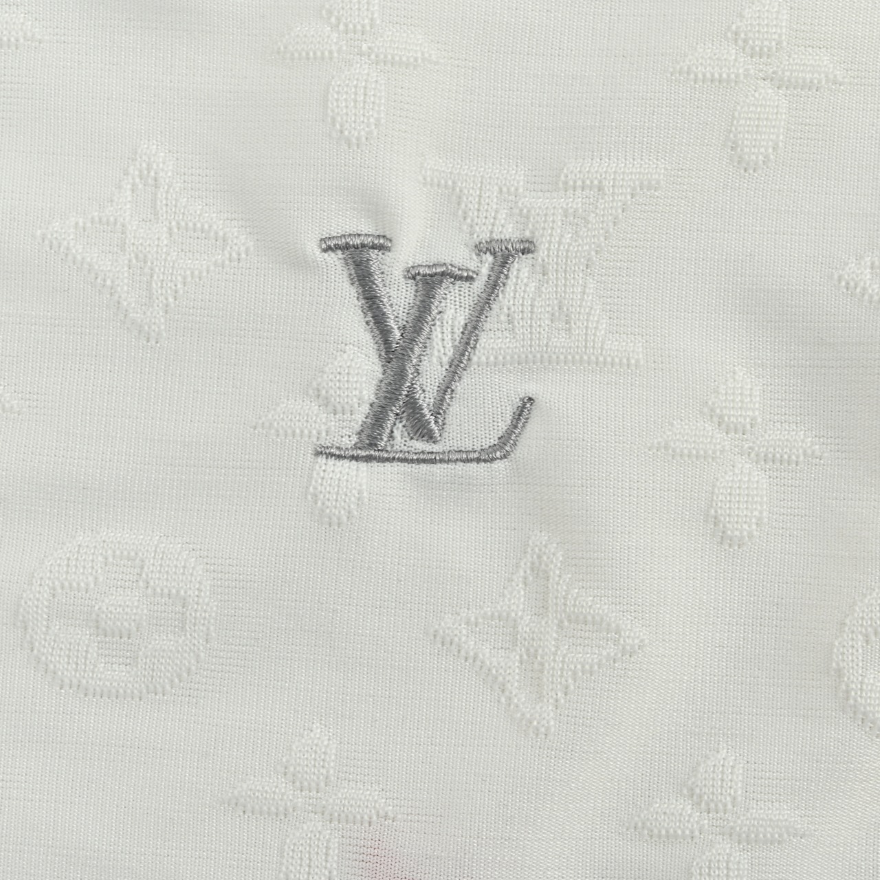 Louis Vuitton/路易威登 2026SS 满印老花三叶草点缀刺绣字LOGO 短袖T恤-Chinese UA Cheap High Quatity Brand Clothes Bags handbags Sneakers wholesale wholesaler seller from China Factory suppliers Fashion Clothing Shoes best Quality Beautiful Price Louis Vuitton/路易威登 2026SS 满印老花三叶草点缀刺绣字LOGO 短袖T恤