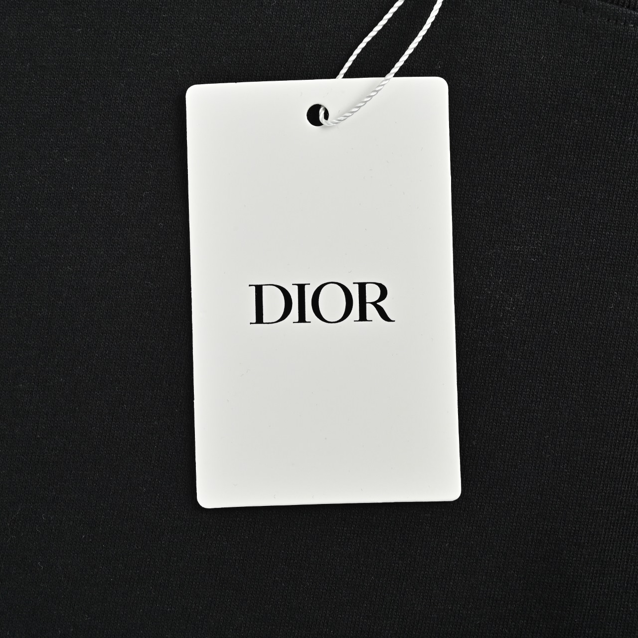 Dior 迪奥 26SS 1947刺绣字母 短袖-莆田鞋,莆田鞋货源,高仿鞋,高仿鞋货源,安福档口,莆田高仿鞋,莆田鞋批发,高仿鞋批发,莆田高仿运动鞋,高仿运动鞋,莆田运动鞋 Dior 迪奥 26SS 1947刺绣字母 短袖