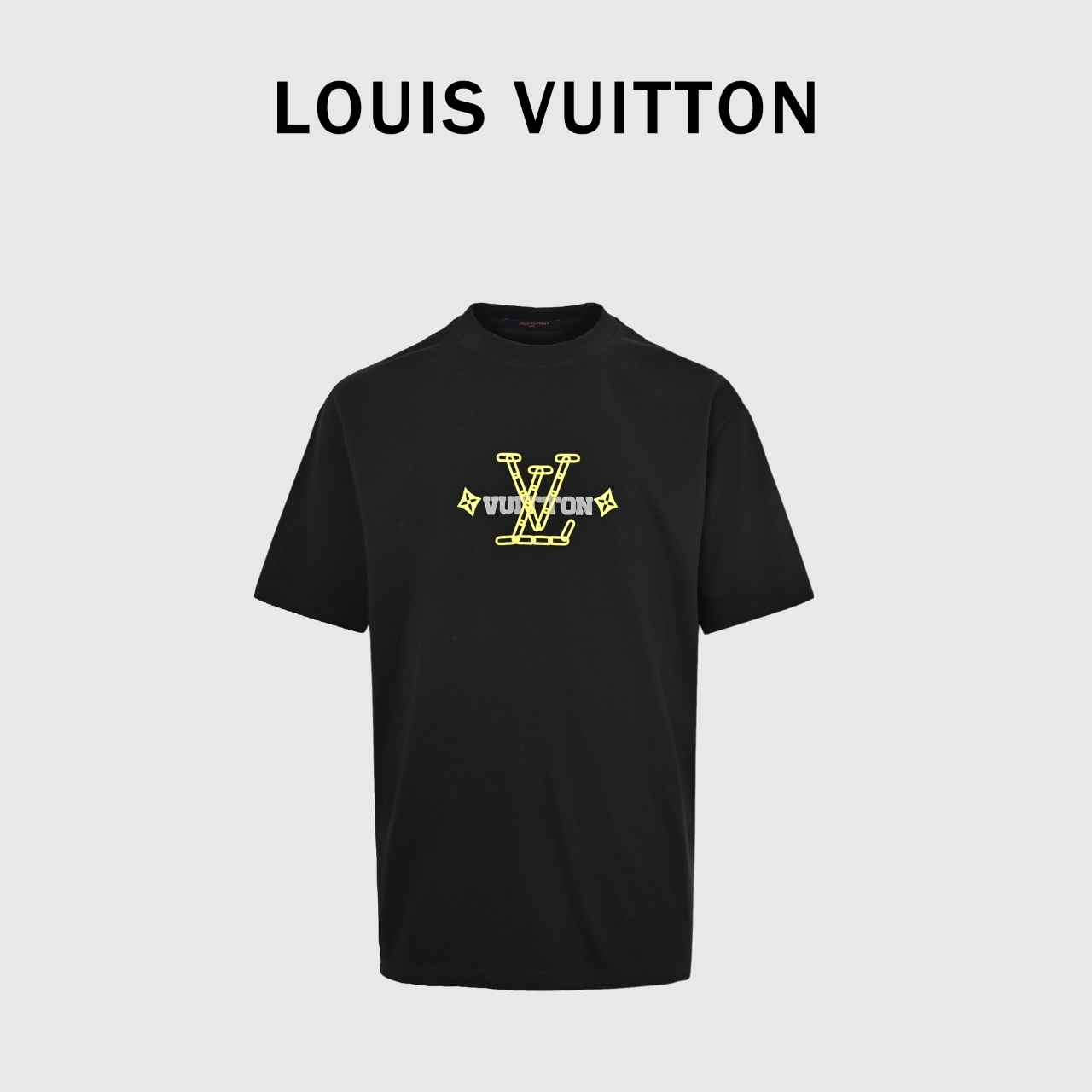  Louis Vuitton/路易威登 26ss 数码发泡四叶草字母logo短袖 超级重工绒面发泡工艺 非普通印花 高级感满满 采用300g纯棉双纱紧密面料 贯穿前后幅的横条设计使得上身效果更加亮眼 小红书/ins超高人气 强烈推荐上身 男女同款 -L