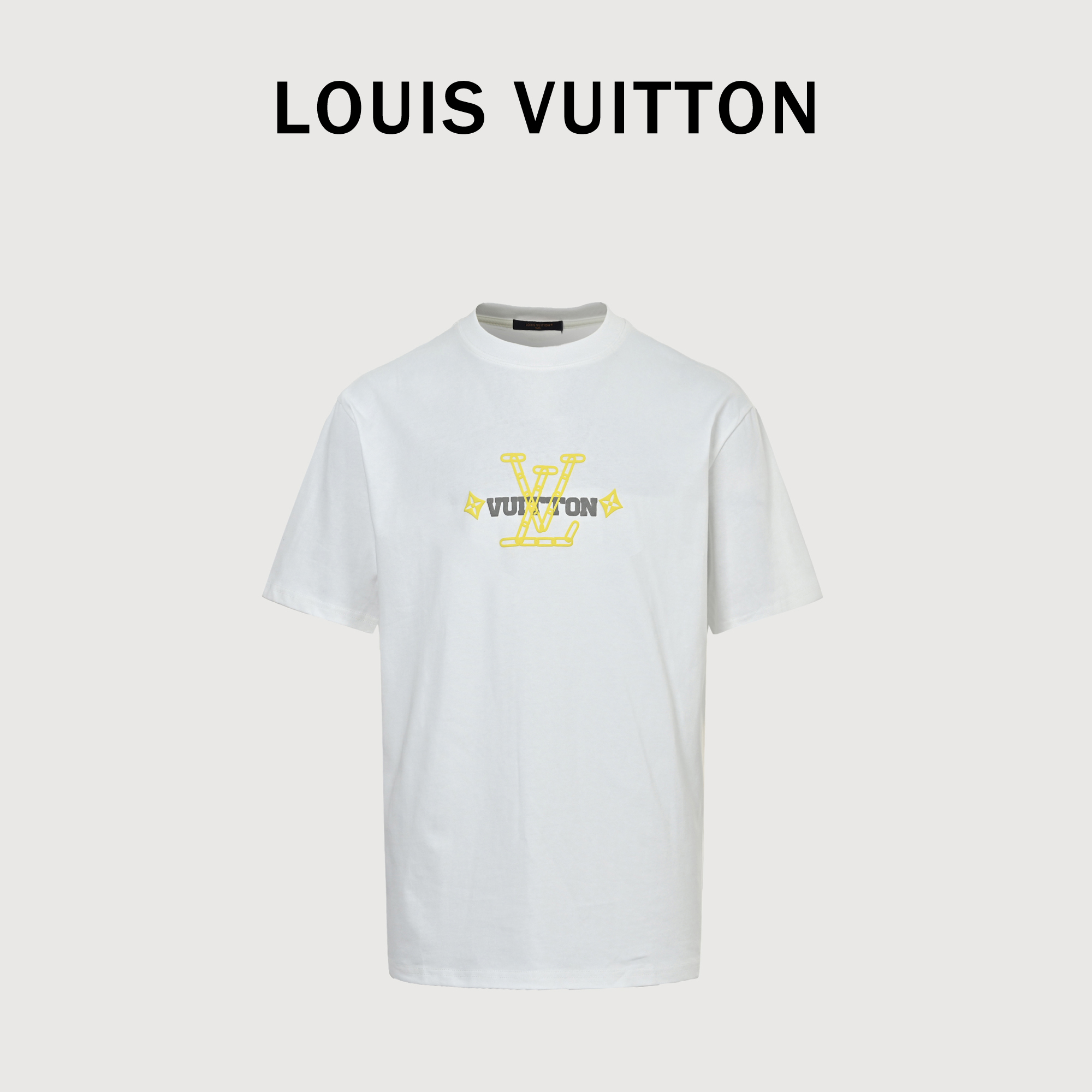  Louis Vuitton/路易威登 26ss 数码发泡四叶草字母logo短袖 超级重工绒面发泡工艺 非普通印花 高级感满满 采用300g纯棉双纱紧密面料 贯穿前后幅的横条设计使得上身效果更加亮眼 小红书/ins超高人气 强烈推荐上身 男女同款 -L