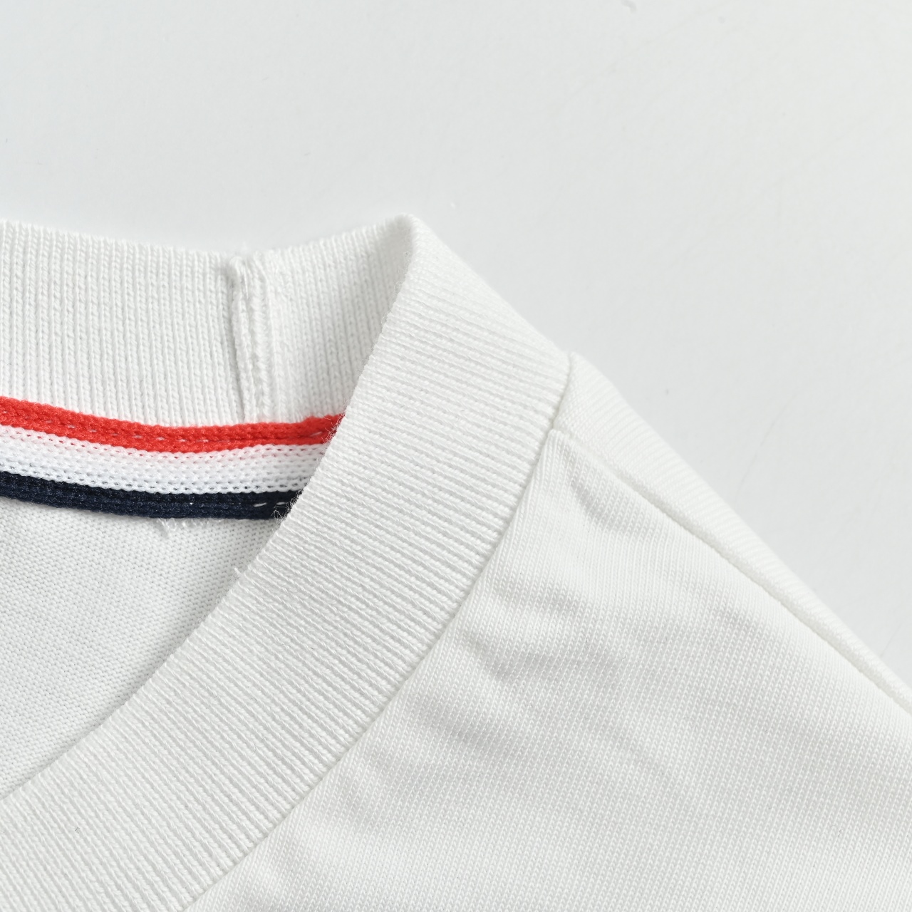 Thom Browne/汤姆布朗TB 网球小狗圆领短袖-Top High Quatity Cheap Sneakers Fashion Clothing Clothes Bags handbags Shoes of all Brand wholesale With The best Quality And Beautiful Price from China Factory Chinese suppliers wholesaler seller Thom Browne/汤姆布朗TB 网球小狗圆领短袖