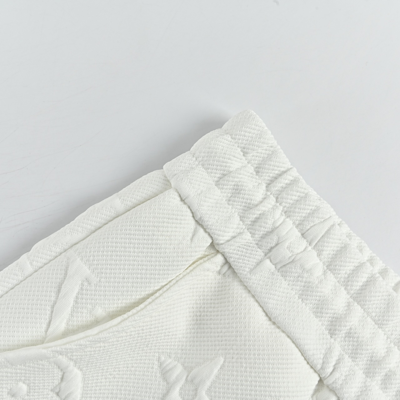 LOUIS VUITTON/路易威登LV 26SS 满印提花logo短裤-Chinese UA Cheap High Quatity Brand Clothes Bags handbags Sneakers wholesale wholesaler seller from China Factory suppliers Fashion Clothing Shoes best Quality Beautiful Price LOUIS VUITTON/路易威登LV 26SS 满印提花logo短裤