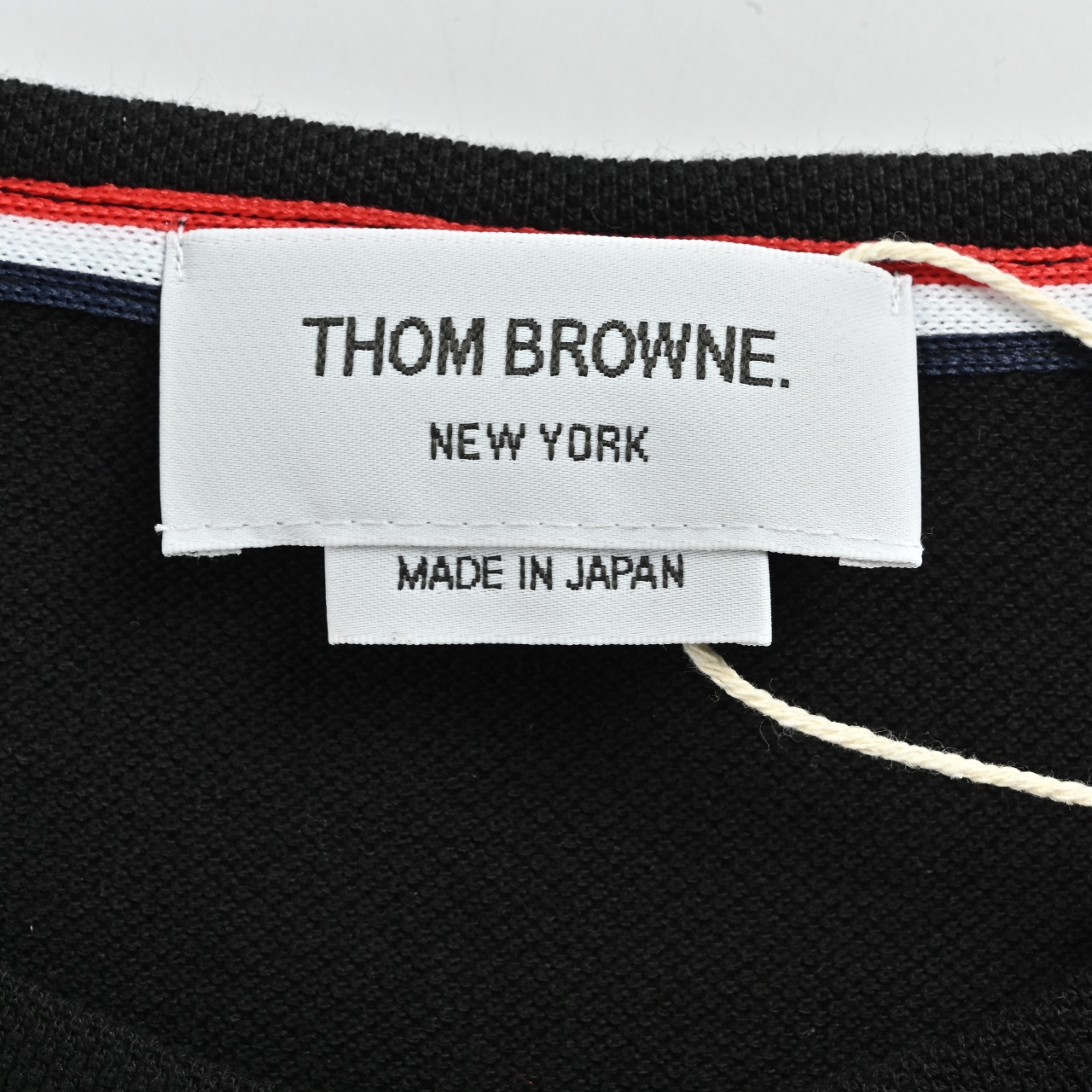 ThomBrowne/汤姆布朗 TB 经典四杠 圆领短袖 TB经典版型 碳灰-Chinese UA Cheap High Quatity Brand Clothes Bags handbags Sneakers wholesale wholesaler seller from China Factory suppliers Fashion Clothing Shoes best Quality Beautiful Price ThomBrowne/汤姆布朗 TB 经典四杠 圆领短袖 TB经典版型 碳灰