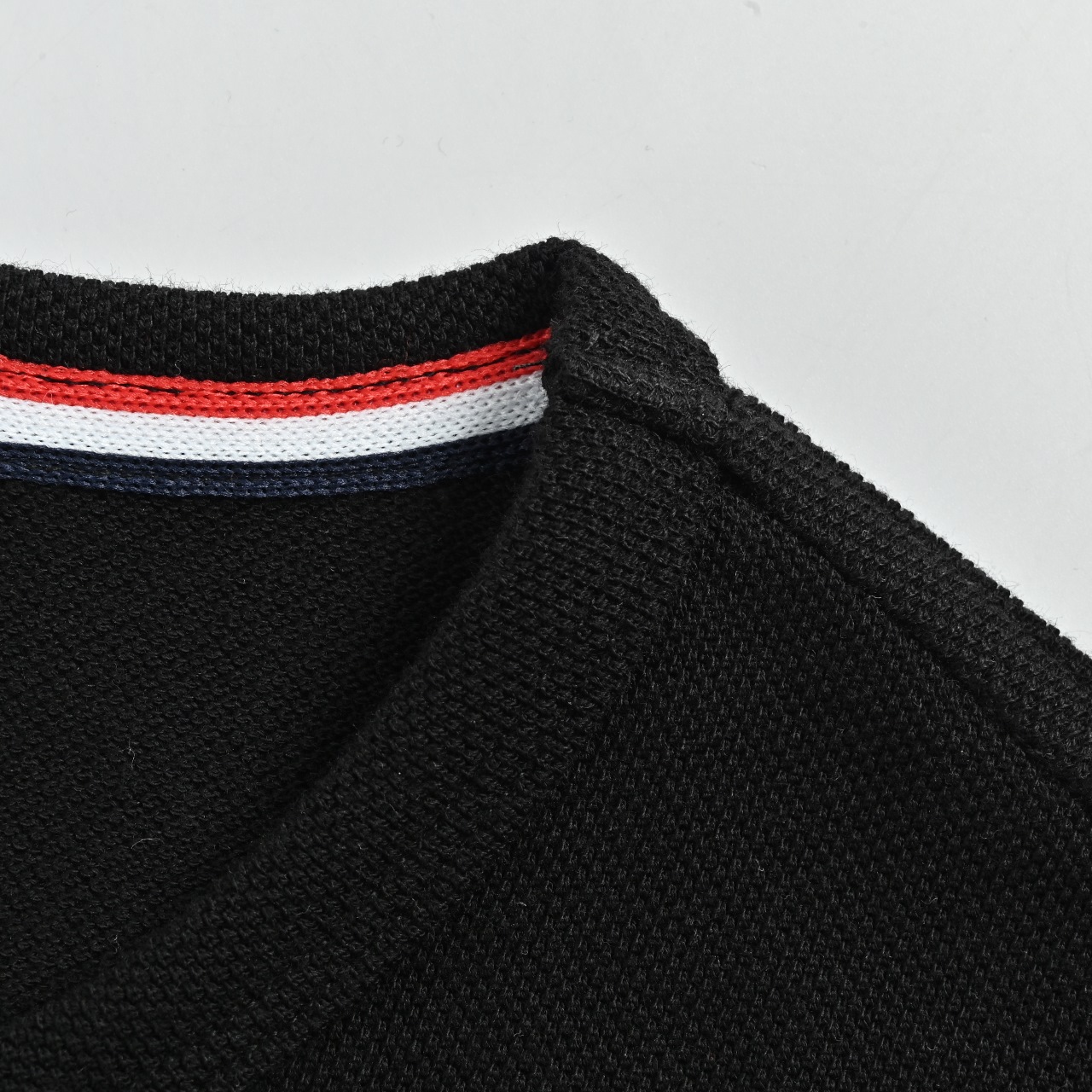 ThomBrowne/汤姆布朗 TB 经典四杠 圆领短袖 TB经典版型 碳灰-Chinese UA Cheap High Quatity Brand Clothes Bags handbags Sneakers wholesale wholesaler seller from China Factory suppliers Fashion Clothing Shoes best Quality Beautiful Price ThomBrowne/汤姆布朗 TB 经典四杠 圆领短袖 TB经典版型 碳灰