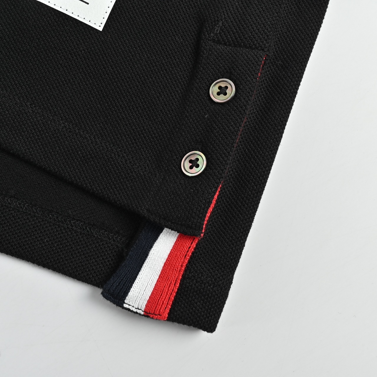 ThomBrowne/汤姆布朗 TB 经典四杠 圆领短袖 TB经典版型 碳灰-Chinese UA Cheap High Quatity Brand Clothes Bags handbags Sneakers wholesale wholesaler seller from China Factory suppliers Fashion Clothing Shoes best Quality Beautiful Price ThomBrowne/汤姆布朗 TB 经典四杠 圆领短袖 TB经典版型 碳灰