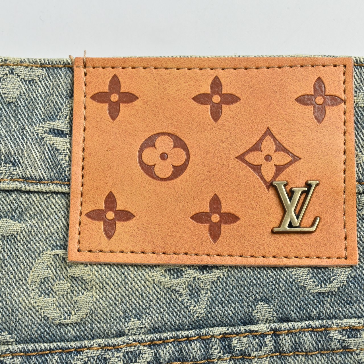 Louis Vuitton/路易威登LV满印提花直筒水洗牛仔长裤-Chinese UA Cheap High Quatity Brand Clothes Bags handbags Sneakers wholesale wholesaler seller from China Factory suppliers Fashion Clothing Shoes best Quality Beautiful Price Louis Vuitton/路易威登LV满印提花直筒水洗牛仔长裤