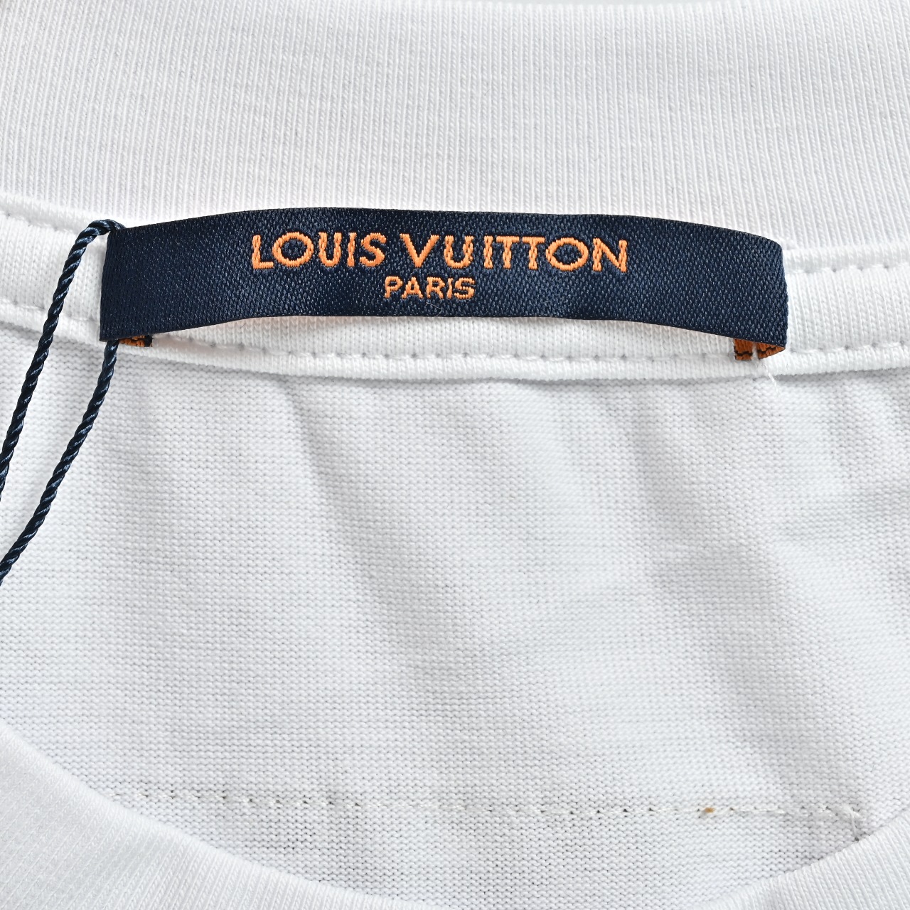 Louis Vuitton/路易威登 喷墨老花线条logo刺绣短袖-莆田鞋,莆田鞋货源,高仿鞋,高仿鞋货源,安福档口,莆田高仿鞋,莆田鞋批发,高仿鞋批发,莆田高仿运动鞋,高仿运动鞋,莆田运动鞋 Louis Vuitton/路易威登 喷墨老花线条logo刺绣短袖