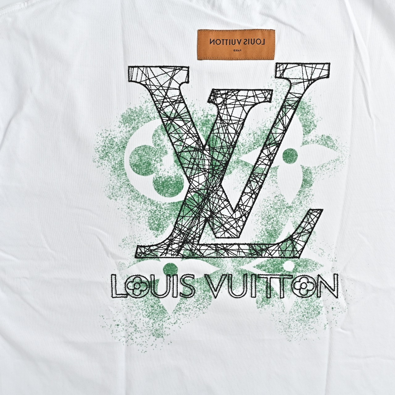 Louis Vuitton/路易威登 喷墨老花线条logo刺绣短袖-莆田鞋,莆田鞋货源,高仿鞋,高仿鞋货源,安福档口,莆田高仿鞋,莆田鞋批发,高仿鞋批发,莆田高仿运动鞋,高仿运动鞋,莆田运动鞋 Louis Vuitton/路易威登 喷墨老花线条logo刺绣短袖