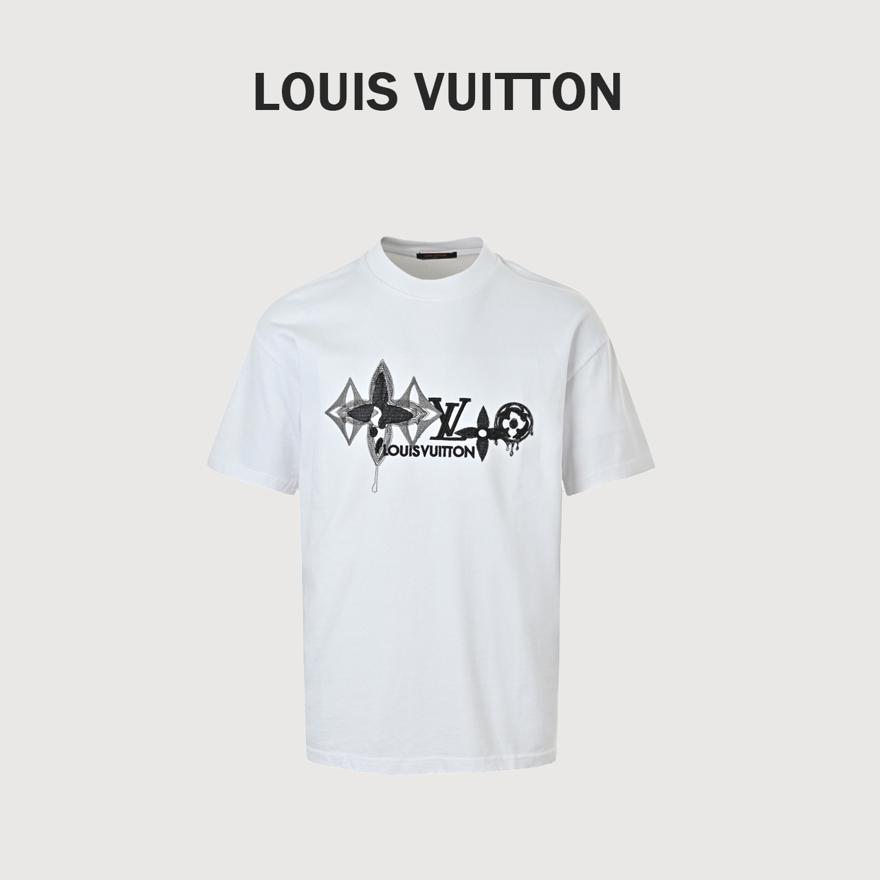 Louis Vuitton/路易威登 老花logo刺绣短袖 轻奢主义 男女日常通勤穿搭必备单品 正确版本 欢迎对比 详细特征 · 320克100% 纯棉双纱汗布面料 · 同缸定染特种加粗32支双股1X1螺纹 · 进口田岛机器刺绣多种工艺:中空绣+供桥绣 · 双针车线跨缝工艺 · 原版主唛水洗吊牌品牌防潮纸包装 颜色:黑色/白色