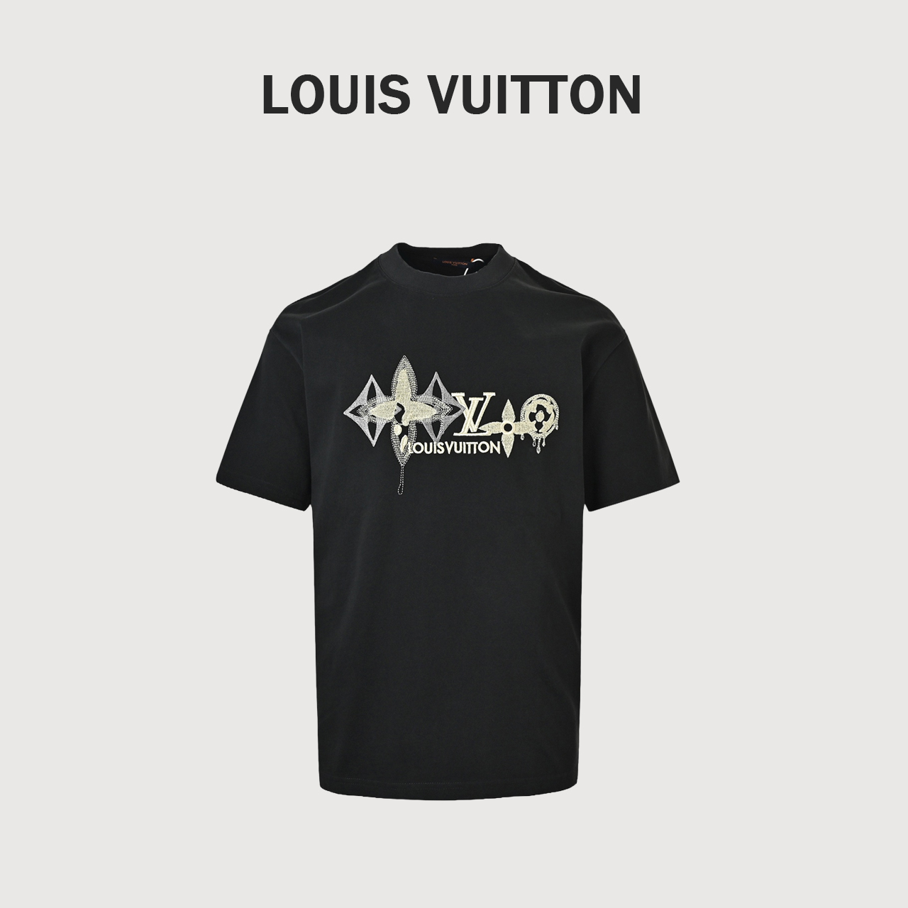 Louis Vuitton/路易威登 老花logo刺绣短袖 轻奢主义 男女日常通勤穿搭必备单品 正确版本 欢迎对比 详细特征 · 320克100% 纯棉双纱汗布面料 · 同缸定染特种加粗32支双股1X1螺纹 · 进口田岛机器刺绣多种工艺:中空绣+供桥绣 · 双针车线跨缝工艺 · 原版主唛水洗吊牌品牌防潮纸包装 颜色:黑色/白色
