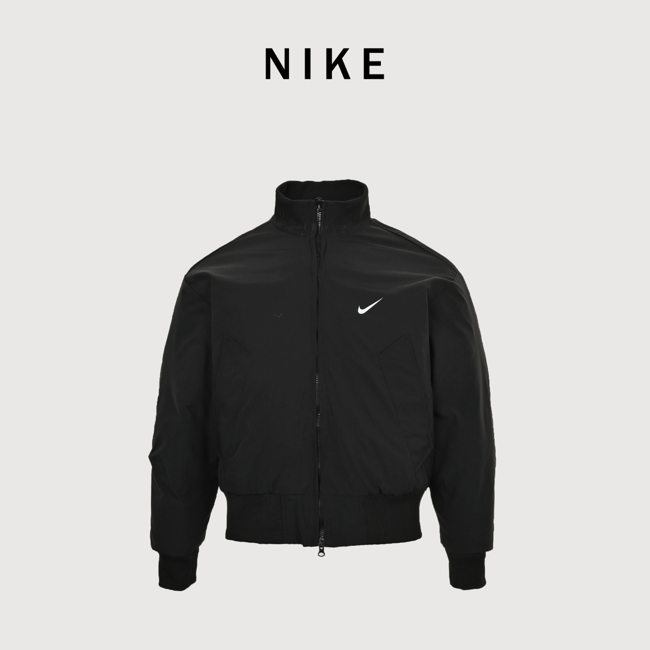 本地自取💰320
NIKE耐克 小标羽绒棉服
男女情侣款非常火爆！柜子同款！还原客供面料！高逼格！nike耐克冬季男女同款情侣款保暖个性棒球领飞行青年立领短款休闲大众简约风！定制拉链 定制螺纹！小红书 抖音爆款众明星纷纷上身！采用原厂客供防风面料，选用新疆棉绒和高端羽绒棉夹层内里，亲肤柔软 保暖效果更佳！胸前标志性彰显品牌特征，落肩袖设计 宽松有型，尽显时尚感，工艺复杂，细节完美，，男女同款，百搭神器，绝对炸街！冬季保暖必备之一！完美品质！整箱援货！颜值相当高 做工超精致
颜色：黑色 卡其
尺码：s m l xl