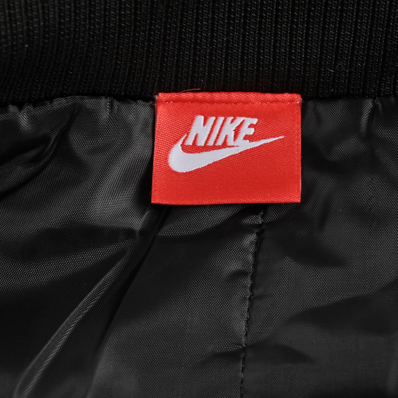 本地自取💰320
NIKE耐克 小标羽绒棉服
男女情侣款非常火爆!柜子同款!还原客供面料!高逼格!nike耐克冬季男女同款情侣款保暖个性棒球领飞行青年立领短款休闲大众简约风!定制拉链 定制螺纹!小红书 抖音爆款众明星纷纷上身!采用原厂客供防风面料,选用新疆棉绒和高端羽绒棉夹层内里,亲肤柔软 保暖效果更佳!胸前标志性彰显品牌特征,落肩袖设计 宽松有型,尽显时尚感,工艺复杂,细节完美,,男女同款,百搭神器,绝对炸街!冬季保暖必备之一!完美品质!整箱援货!颜值相当高 做工超精致
颜色:黑色 卡其
尺码:s m l xl