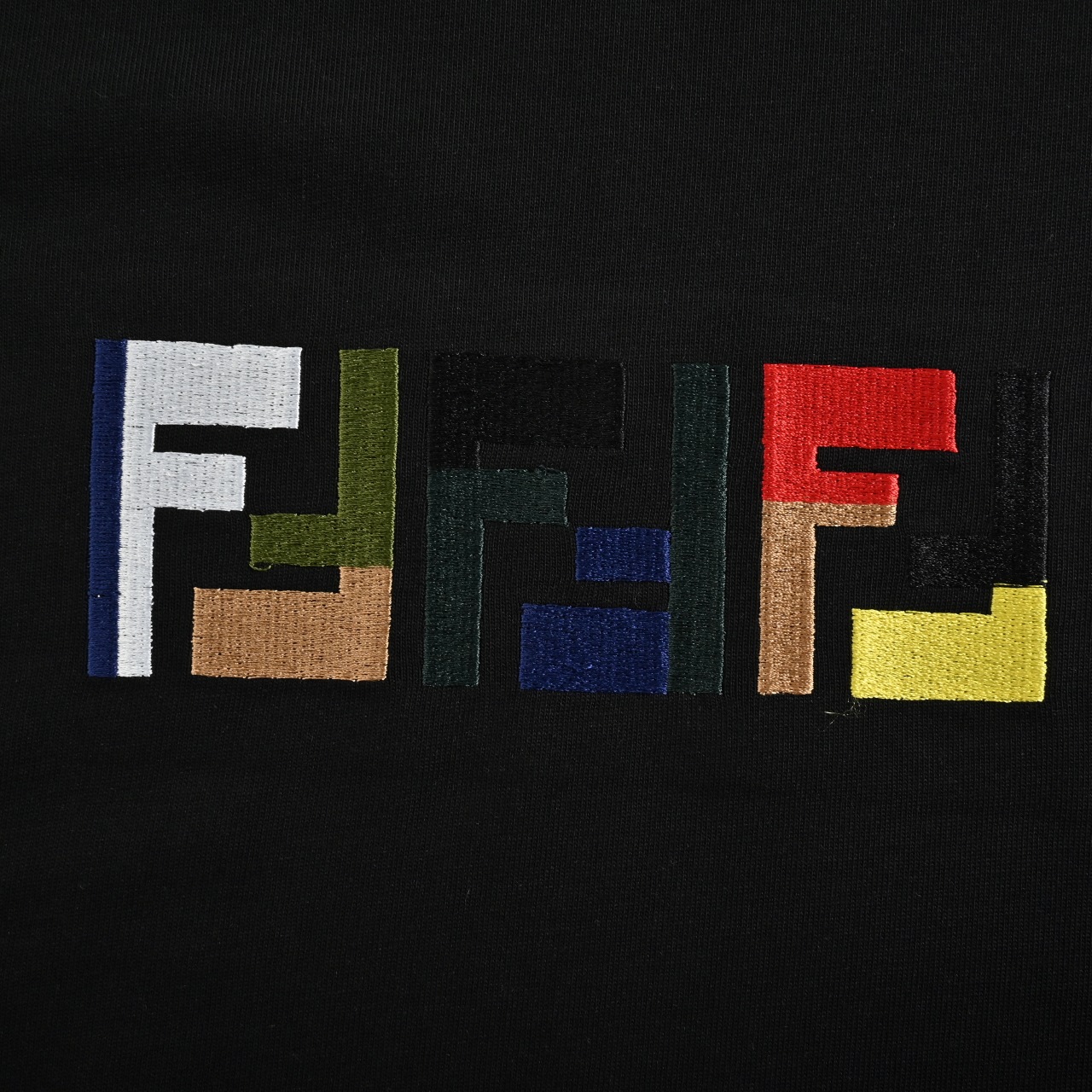 Fendi 芬迪 FD 彩色刺绣ff字母图案 短袖T恤 黑色 白色