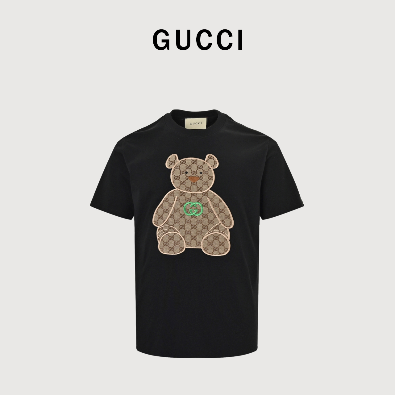 本地自取💰140 Gucci 古驰 25SS 胸前刺绣小熊 短袖T恤 榻榻米绣花工艺针数密度饱满 走线工整 棉质面料 上身柔软 透气体感特别好 不易变形 不易缩水 不易褪色 宽松版型 Size：S-XL