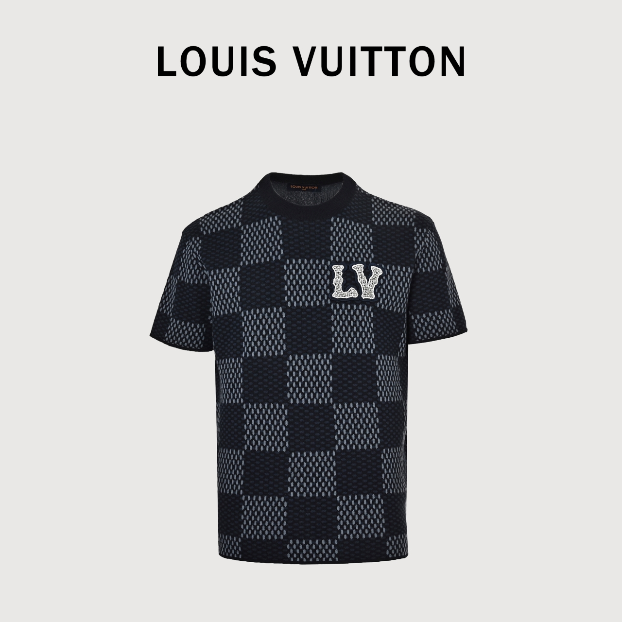 LOUIS VUITTON/路易威登LV 25ss新款 菲董棋盘短袖 棋盘毛织短袖工艺说明:此款对板定染咖啡色和黄色.采用40支双股赛络纺纱,面部无毛刺光滑柔软.花型由人工一比一数出来.运用进口32把纱嘴16针织机双纱成股做芝麻底提花工艺,织机时长达320分钟.珠绣处对板颜色运用加厚无纺布先开模压出形状,采用奥地利进口水钻和仿珍珠.由人工对板手工缝制.成品加柔洗水.
