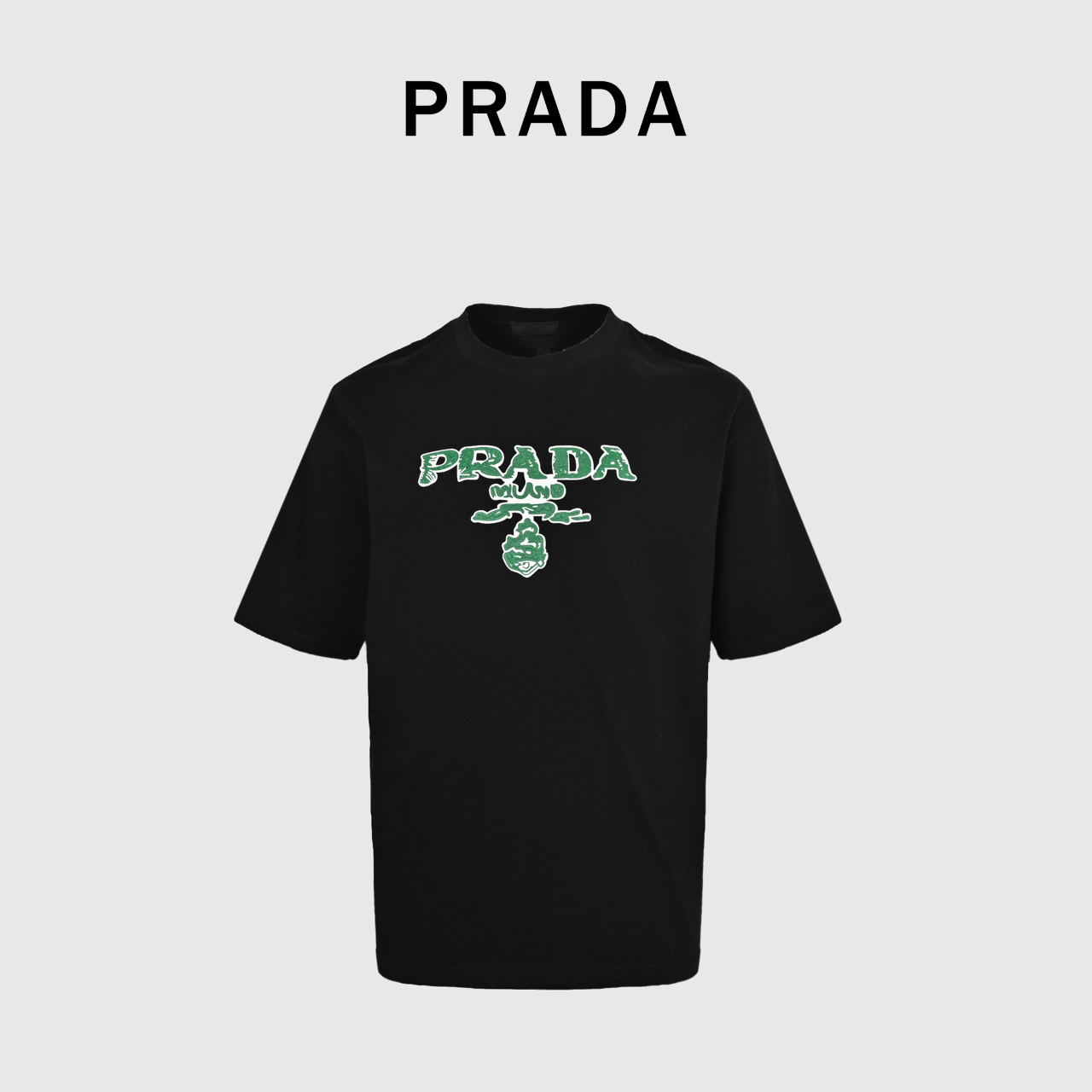 Prada/普拉达 25ss 绿色字母logo印花短袖 胸前用涂鸦形象展现经典三角logo 采用260g棉质布料40支双纱面料,纺织密度高,垂感佳,不易变形. 厚织感加上紧密纺纱工艺,不会影响Tee的透气性,成色的饱和度很高,彩色发泡印花工艺使得图案上身更有质感.男女同款,夏日出街推荐!
