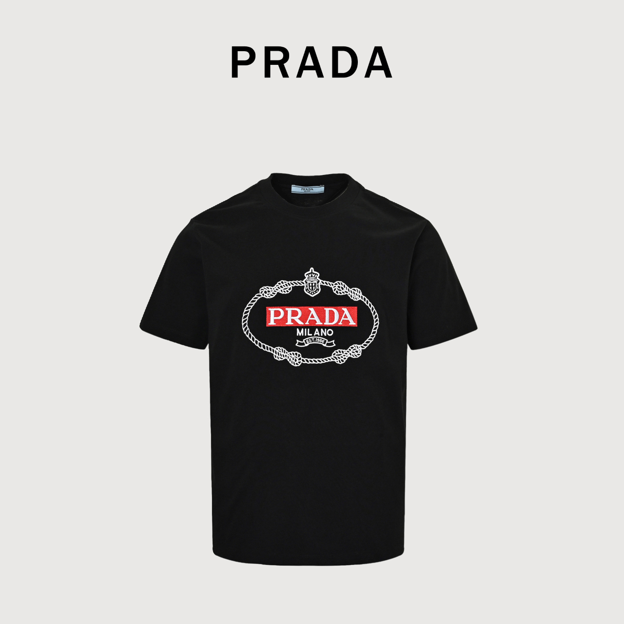 Prada/普拉达 25ss 圆形立体绣花红色标字母 短袖t恤 32支双纱面料克重280克纯棉营造,纺织密度高,垂感佳,不易变形,厚织感加上紧密纺纱工艺,不会影响Tee的透气性,成色的饱和度很高,进口印花材料,宽松版型遮肉显瘦不挑人,定织定染纯棉面料,柔软亲肤,领口螺纹定织定染32支1x1双纱螺纹,领口双层缝线包边均匀,工整美观不易变形