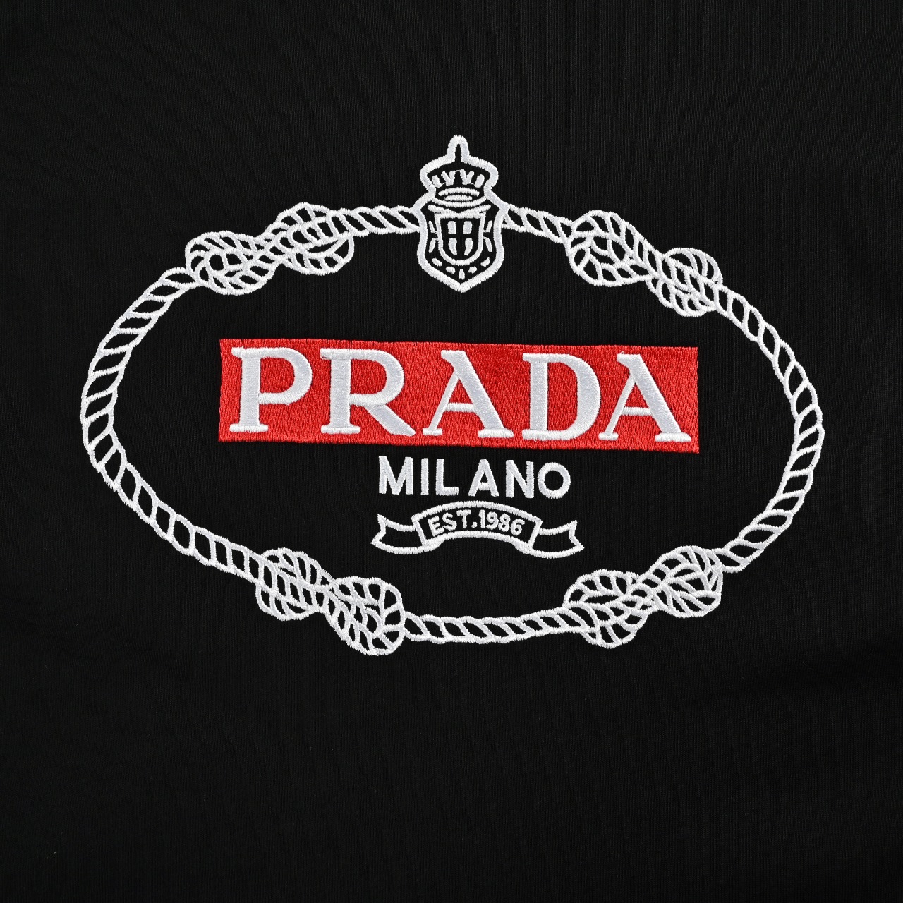 Prada/普拉达 25ss 圆形立体绣花红色标字母 短袖t恤 32支双纱面料克重280克纯棉营造,纺织密度高,垂感佳,不易变形,厚织感加上紧密纺纱工艺,不会影响Tee的透气性,成色的饱和度很高,进口印花材料,宽松版型遮肉显瘦不挑人,定织定染纯棉面料,柔软亲肤,领口螺纹定织定染32支1x1双纱螺纹,领口双层缝线包边均匀,工整美观不易变形
