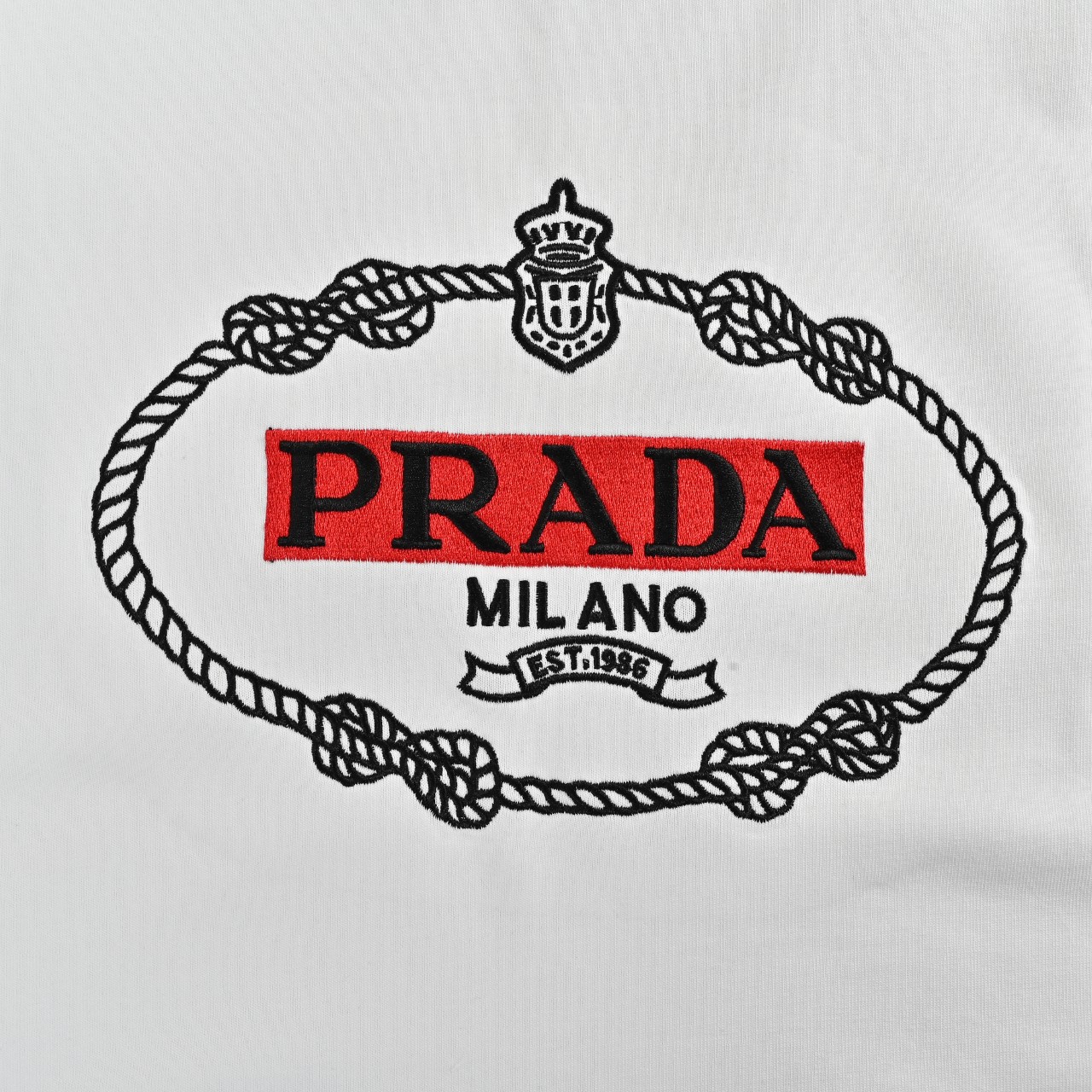 Prada/普拉达 25ss 圆形立体绣花红色标字母 短袖t恤