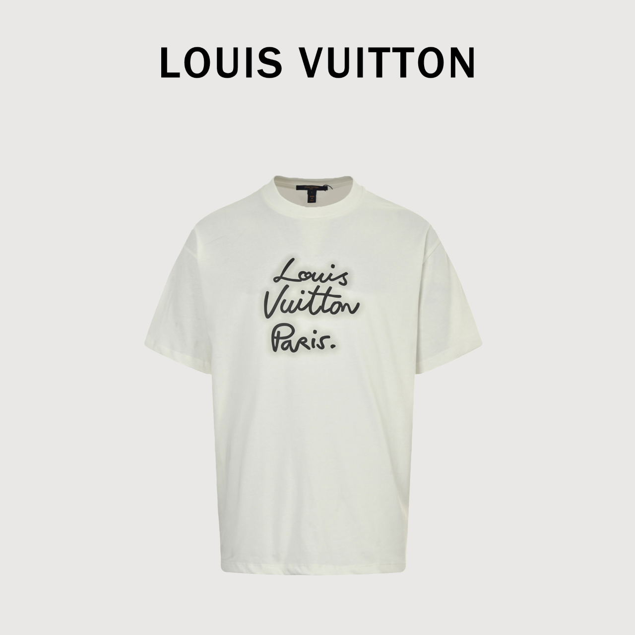 LV霓虹灯短袖 这件衣服它简直就是好看到家了啊! LV霓虹灯T恤 纯棉质平纹面料、高密度网板、环保弹力胶浆印花工艺、圆领短袖版型、全套辅料配备 # 双面纯棉质平纹面料 采用双棉双面面料,克重260g;搭配32S双纱罗纹.双面是一种纬编针织物,织物两面均能看到正面线圈,双面同样拥有出色质感.双面棉是手感细腻润滑、质地紧密,挺括而有弹性的面料,外观整洁细致的肌理、顺滑的手感具备光泽感.双面棉还具有良好的保暖性和超强的弹性,防皱耐磨、两面道都可以做面料正面. # 霓虹灯字母印花图案 高密度网点浆印花是一种独特且高级的印刷技术,网点的分布非常密集因此印刷出的图案具有极高的清晰度和分辨率.利用高密度网点浆印花技术在服装上印刷出各种复杂的图案和纹理,由于浆料的特殊性质,印刷后的图案具有一定的吸引力,视觉效果独特,而且触感细腻. # 直筒圆领版型 标准H垂身版型,搭配齐肩设计.垂直版型强调的是肩部、腰部、下摆宽度基本一致,具有简约、宽松的特点.短袖的剪裁合身,能够展现出穿着者的身材曲线.同时,短袖的领口、袖口和下摆都采用双线收口设计.