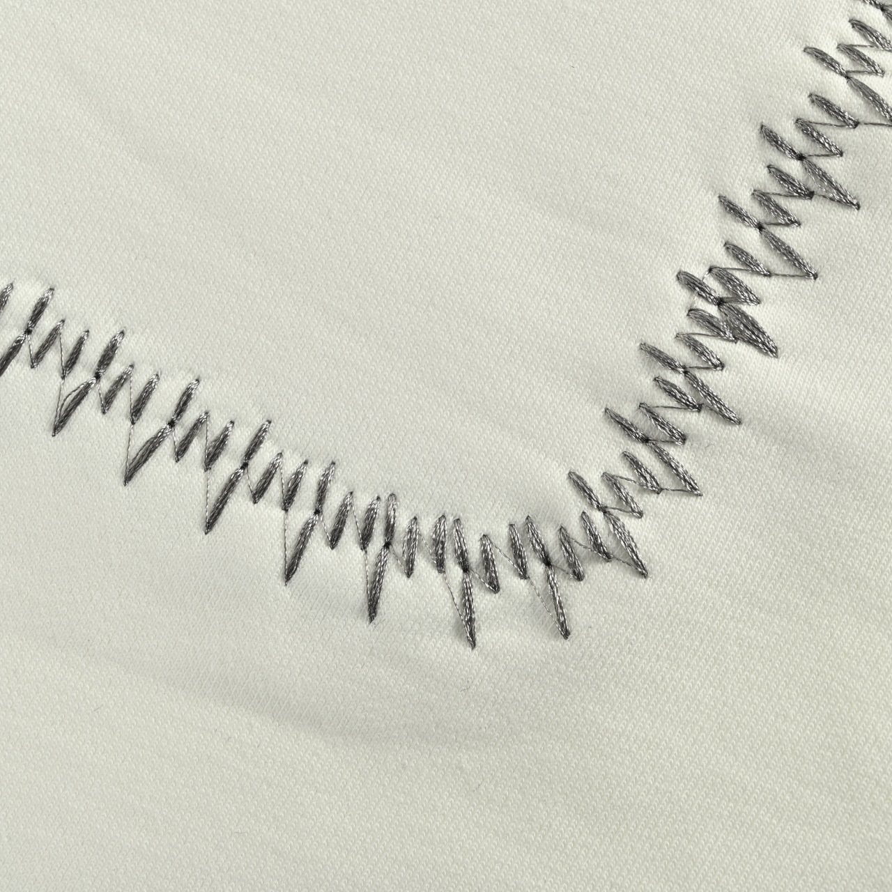 LOEWE 罗意威 人字曲线刺绣 短裤