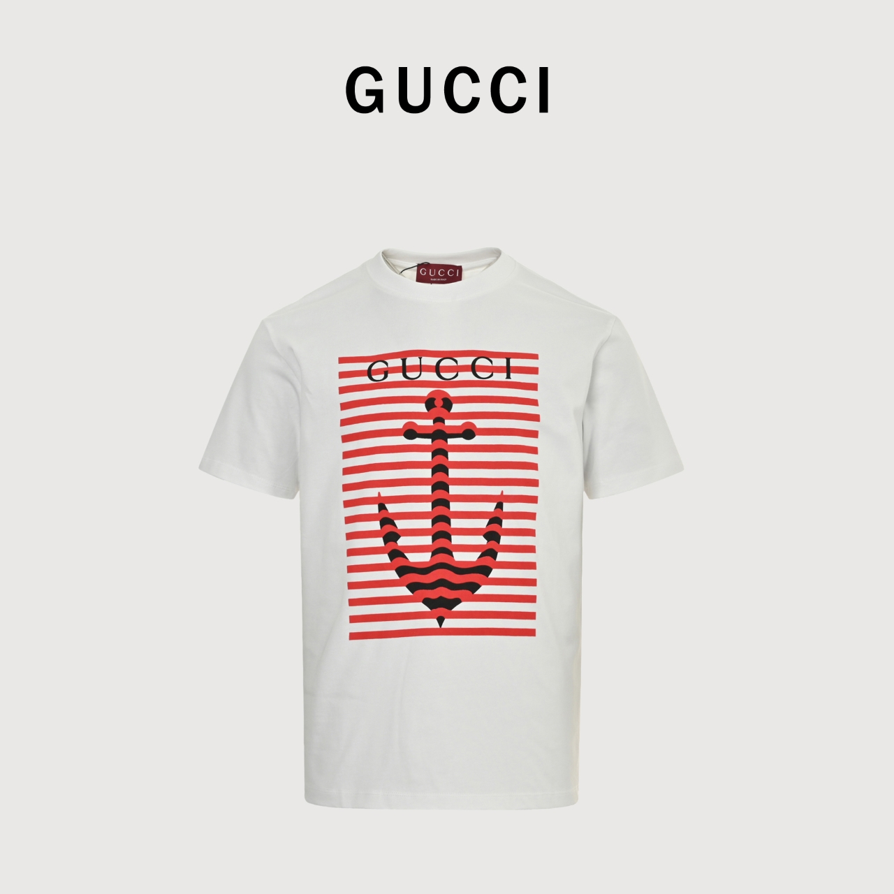 本地自取💰140
Gucci/古驰 25ss 条纹船锚印花短袖T恤
采用双纱纯棉面料克重280g，搭配32s双纱1×1螺纹，面料螺纹同缸定染。
做足爽滑工艺使面料手感柔软舒适 印花部先裁好片再用进口先进的电脑棉直喷印花工艺精准还原
印花后保持面料原有的手感 制衣处前后幅衣袖都精准对格缝纫 高级感十足 走线工整 棉质面料 上身柔软 透气体感特别好 不易变形 不易缩水 不易褪色 宽松版型
Size:S-XL