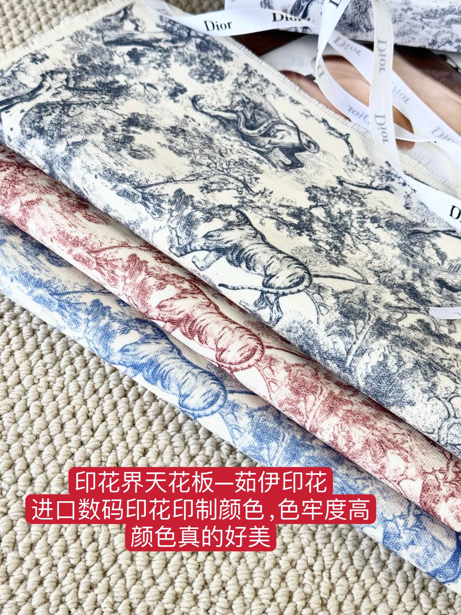 餐垫上的图案为自1947年就成为Dio！标志的经典茹伊印花，以水墨风的形态，单一的颜色，绘画出了绵延的草地，茂密而高耸的丛林，自然自在的生活在其 4