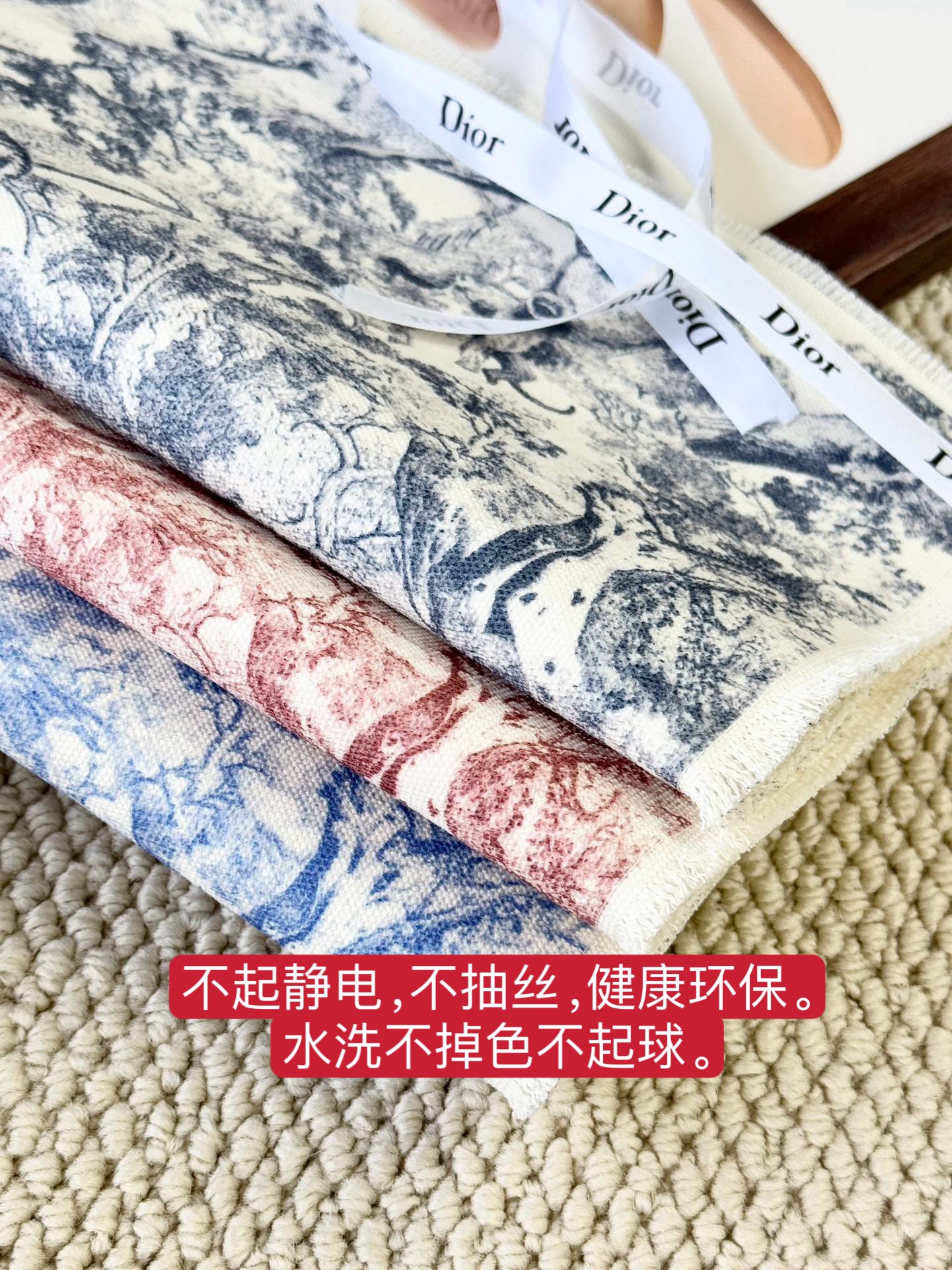 餐垫上的图案为自1947年就成为Dio！标志的经典茹伊印花，以水墨风的形态，单一的颜色，绘画出了绵延的草地，茂密而高耸的丛林，自然自在的生活在其 5