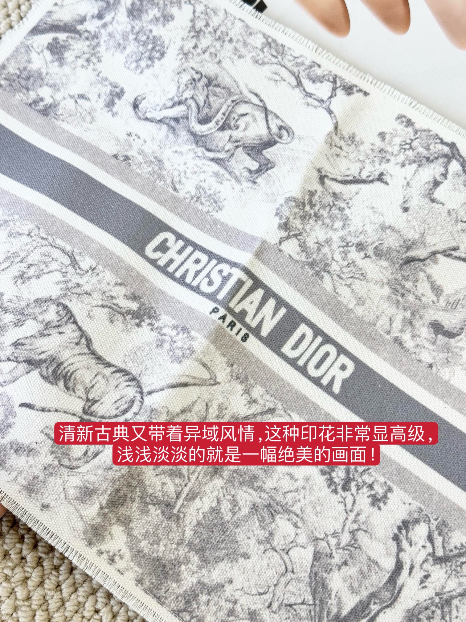 accented with the "Christian Dior" signature - Comprehensive 4