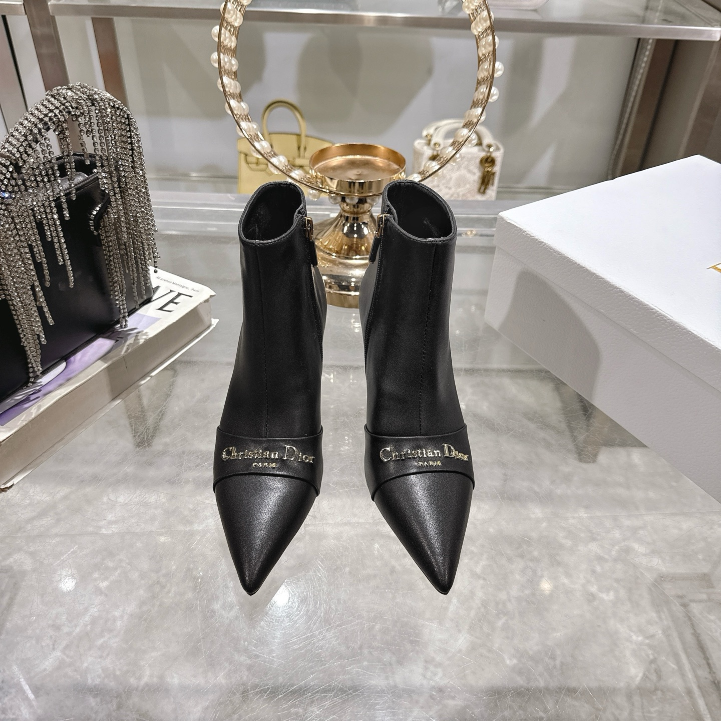 NO:467187,Dior.Dior new model/boot series new model is on the court, comfortable on the feet and full of femininity. CD stars same fashion pointed-toe pearl boots give this shoe comfort and unique temperament. Fabric soft cow paint cowhide inner/foot-up sheepskin heel height 6.5CM Size35-39M (34 size/40 size, customized return and exchange), boots, dior, dior, boots, cowhide, sheepskin19860909Dior.迪奥新款/靴子系列新款火热上场,上脚舒服,女人味十足 CD明星同款时尚尖头珍珠短靴 赋予这款鞋履舒适感与独特气质. 面料软牛漆 牛皮 内里/垫脚羊皮 跟高6.5CM Size35-39M（34码/40码,定制退换）,靴子,dior,dior,boots,cowhide,sheepskin,Women's Shoes