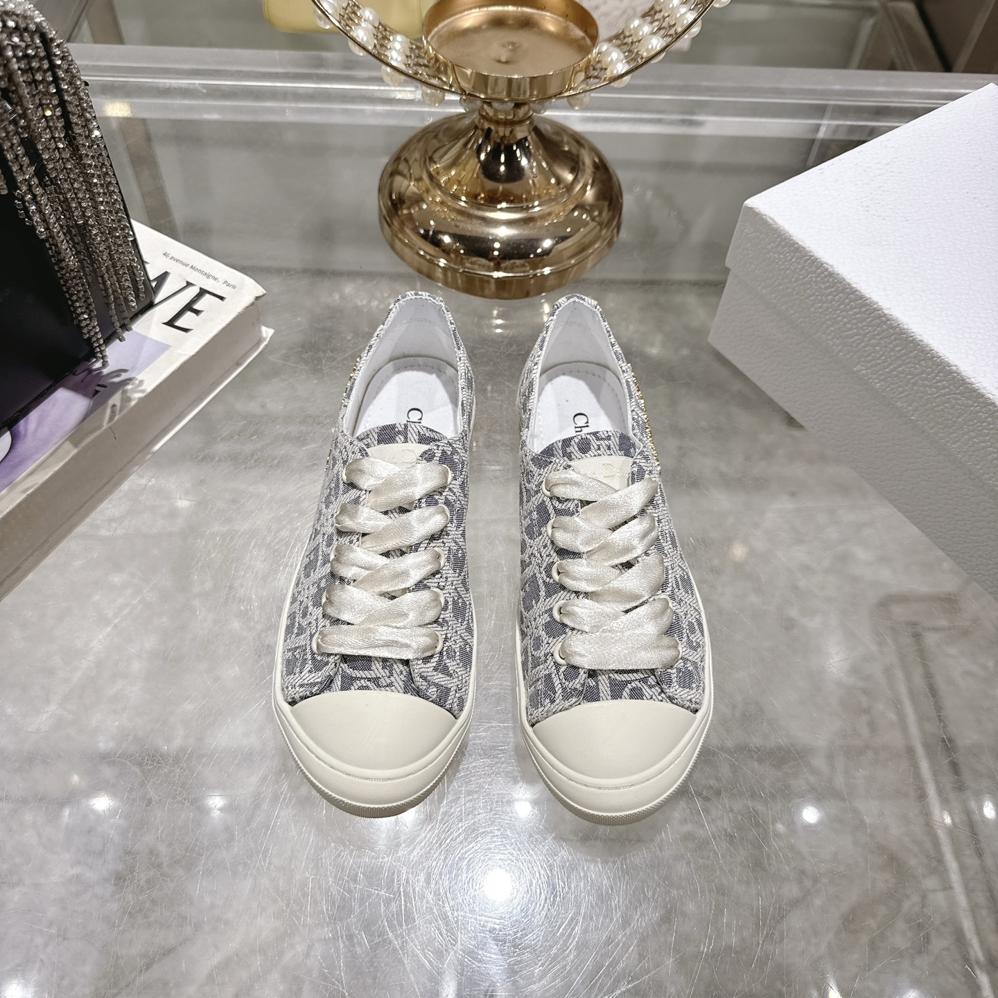 NO:494153,Dior 2025ss new Lucky series satin white shoes skateboard shoes casual sneakers top version original purchase and development made. This Dior sneaker upper is made of white silk fabric, with gold-finished metal Christian Dior Paris logo on the sides, paired with satin wide laces in the same color to highlight the retro style. Round toe, paired with white slim rubber sole with Christian Dior Paris logo, which can add a high-order style to various casual styles, and can also be matched with other items from the Dioreviera limited series. Original imported fabric, high-density satin, original custom-made soft sheepskin, original sole, open mold-proof TPU material, bottom thickness is about 2cm  Size 35-41, casual shoes/sports shoes, dior, dior, sneakers, sheepskin, silk fabric19860909Dior·迪奥 2025ss新款 Lucky系列绸缎小白鞋滑板鞋休闲运动鞋 顶级版本原版购入开发做货 这款迪奥运动鞋鞋面采用白色丝绸面料,侧面饰以金色饰面金属Christian Dior Paris标志,搭配同色调缎面宽鞋带,突显复古风情.圆形鞋头,搭配饰以Christian Dior Paris标志的白色纤薄橡胶鞋底,可为各式休闲造型增添高订风范,也可与Dioriviera限定系列的其他单品搭配. 面料原版进口高密绸缎 内里原版定制柔软羊皮 鞋底原版开模防滑TPU材质 底厚约2cm 码数35-41,休闲鞋/运动鞋,dior,dior,sneakers,sheepskin,silk fabric,Women's Shoes