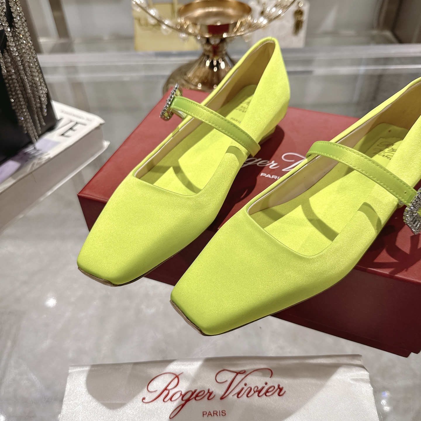 French Retro Charm: Roger Vivier RV 25ss White Mary Jane Ballerina Shoes with Original Silk and Gold Schwarlow Drill - 图片 7