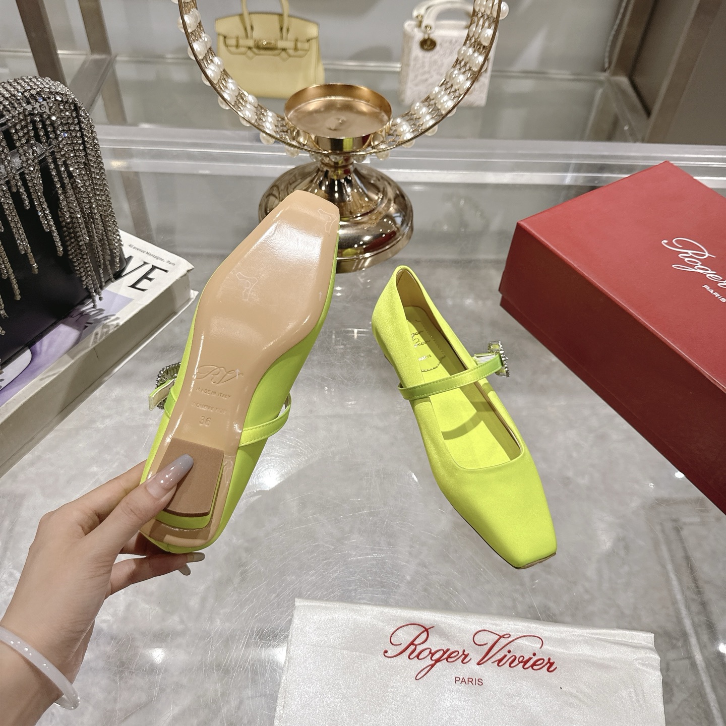 French Retro Charm: Roger Vivier RV 25ss White Mary Jane Ballerina Shoes with Original Silk and Gold Schwarlow Drill - 图片 9