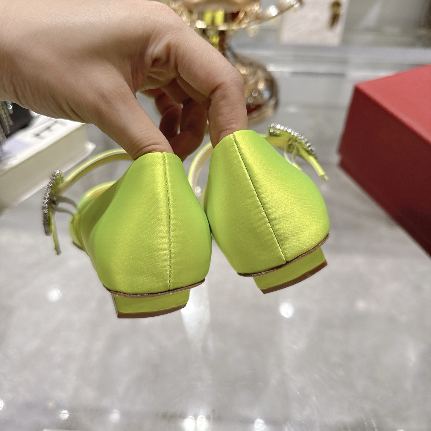 French Retro Charm: Roger Vivier RV 25ss White Mary Jane Ballerina Shoes with Original Silk and Gold Schwarlow Drill - 图片 8