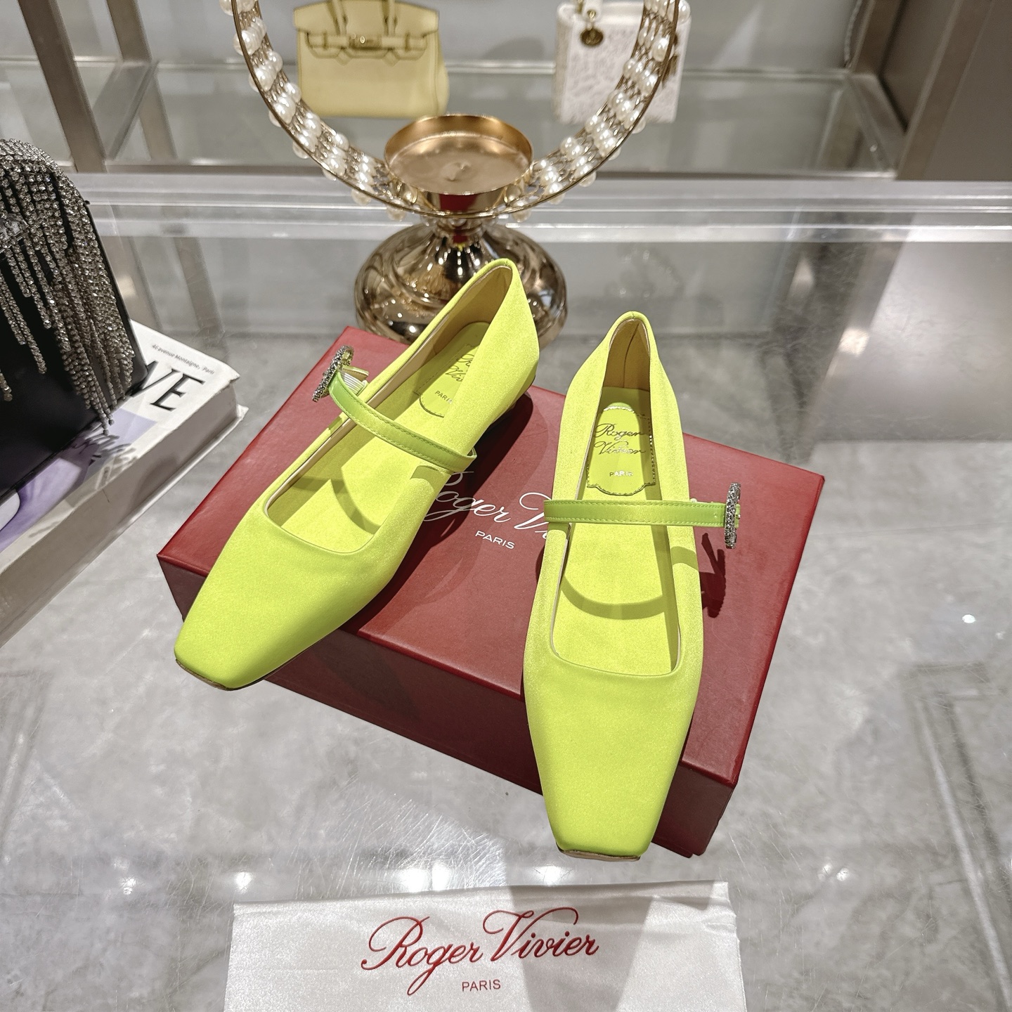 French Retro Charm: Roger Vivier RV 25ss White Mary Jane Ballerina Shoes with Original Silk and Gold Schwarlow Drill - 图片 6