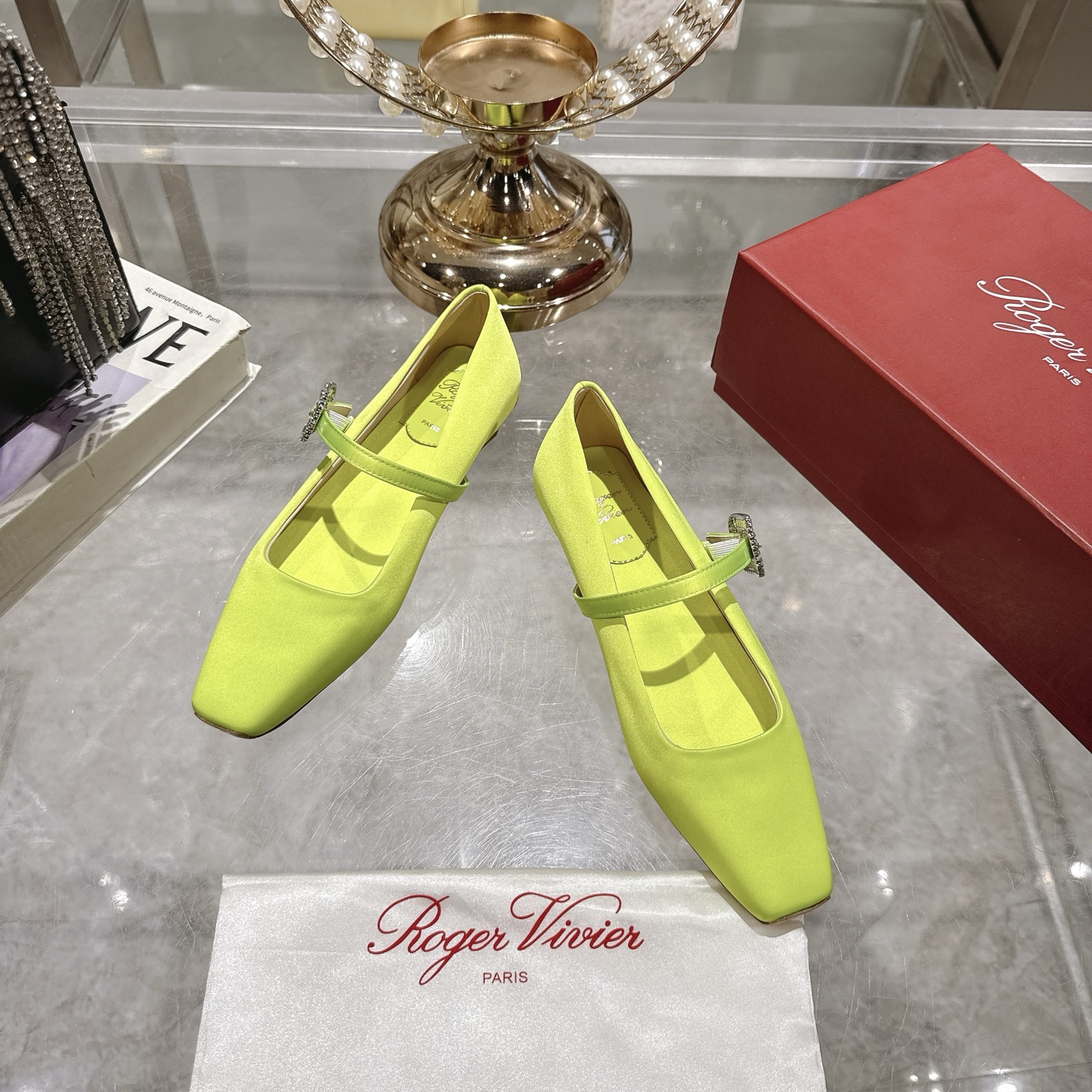 French Retro Charm: Roger Vivier RV 25ss White Mary Jane Ballerina Shoes with Original Silk and Gold Schwarlow Drill - 图片 2
