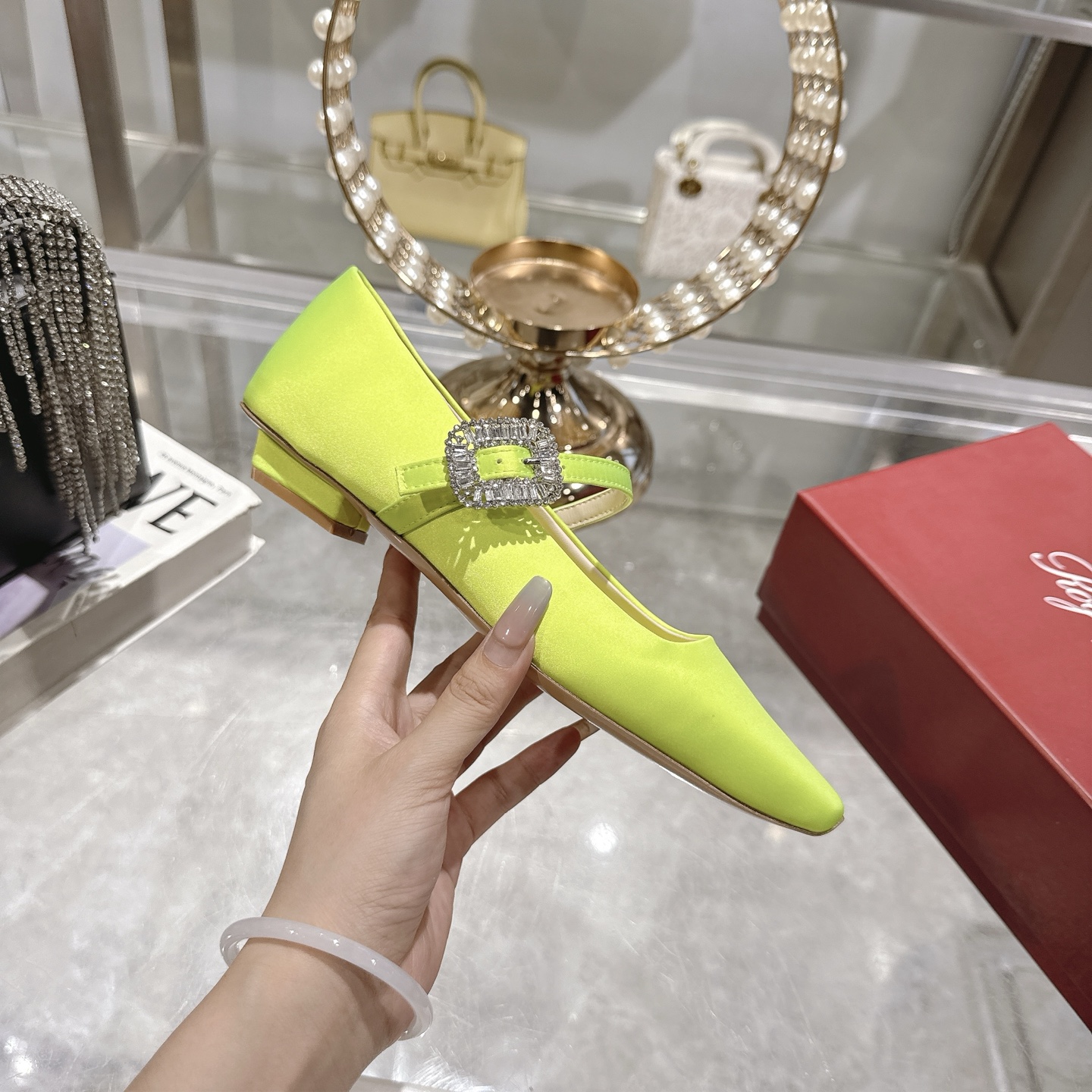 French Retro Charm: Roger Vivier RV 25ss White Mary Jane Ballerina Shoes with Original Silk and Gold Schwarlow Drill - 图片 5