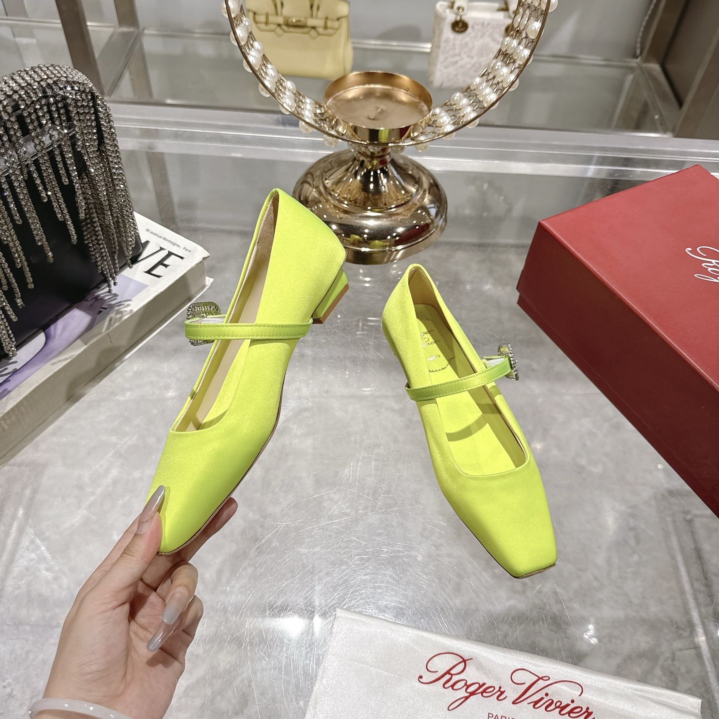 French Retro Charm: Roger Vivier RV 25ss White Mary Jane Ballerina Shoes with Original Silk and Gold Schwarlow Drill - 图片 4