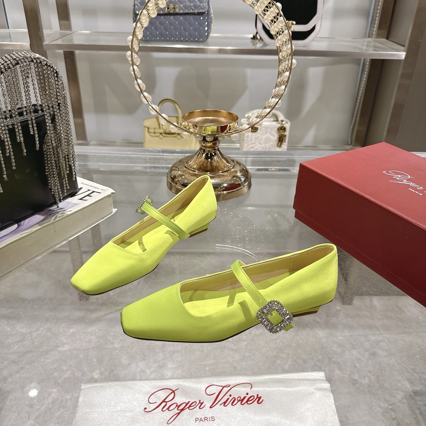 French Retro Charm: Roger Vivier RV 25ss White Mary Jane Ballerina Shoes with Original Silk and Gold Schwarlow Drill - 图片 3