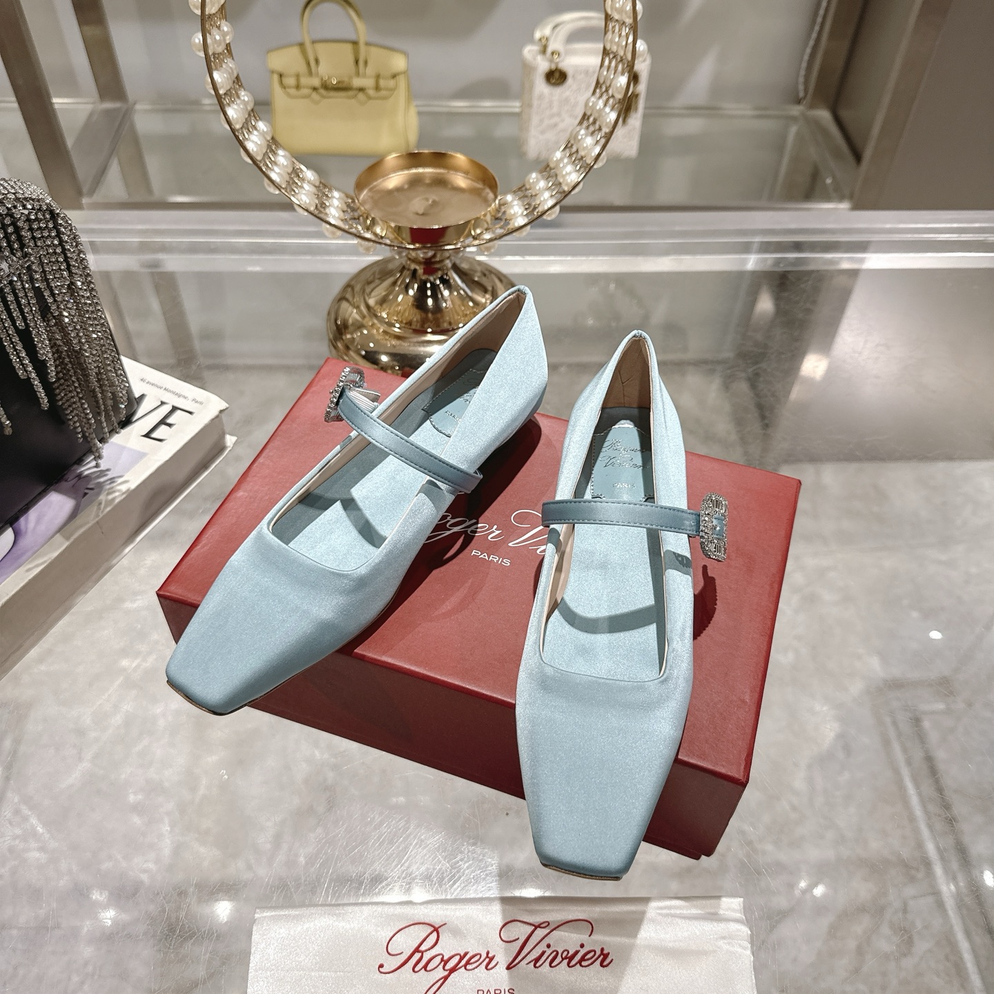 French Retro Charm: Roger Vivier RV 25ss Mary Jane Sole Shoe Review with Original Silk and Gold Details - 图片 6