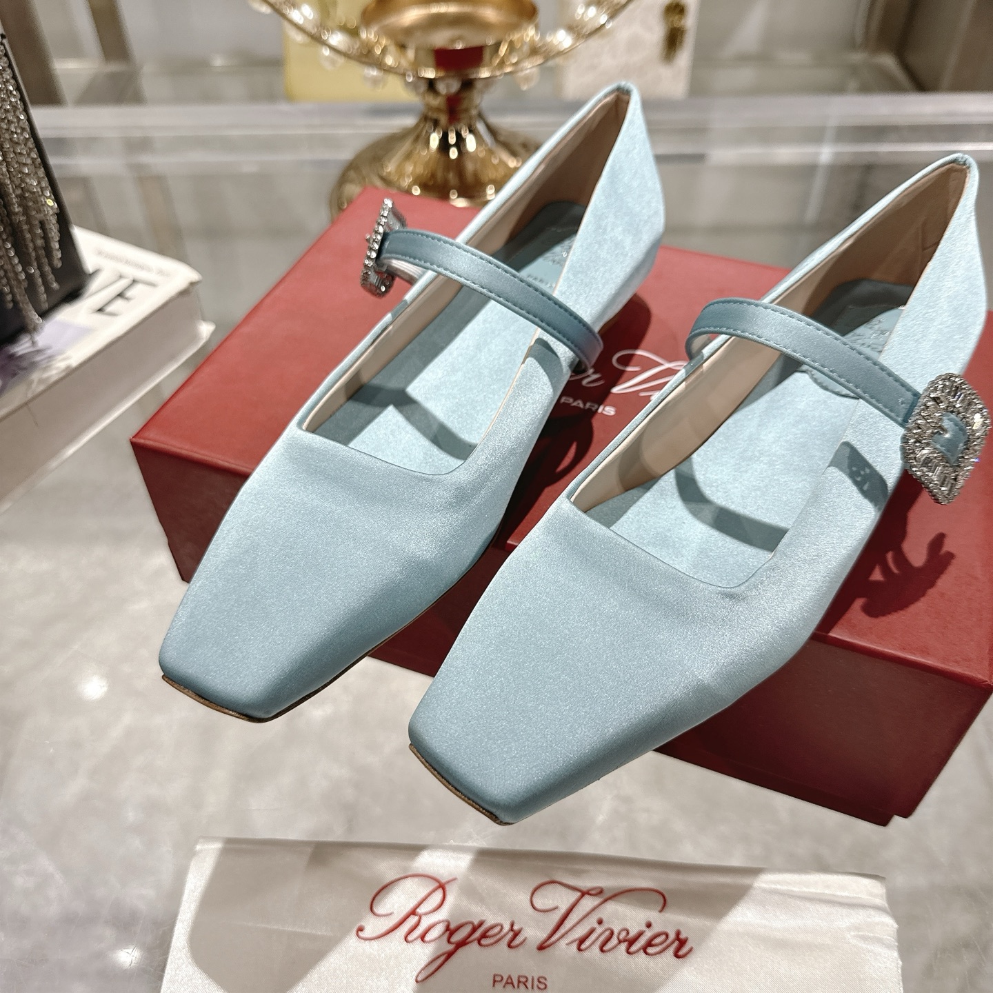 French Retro Charm: Roger Vivier RV 25ss Mary Jane Sole Shoe Review with Original Silk and Gold Details - 图片 7