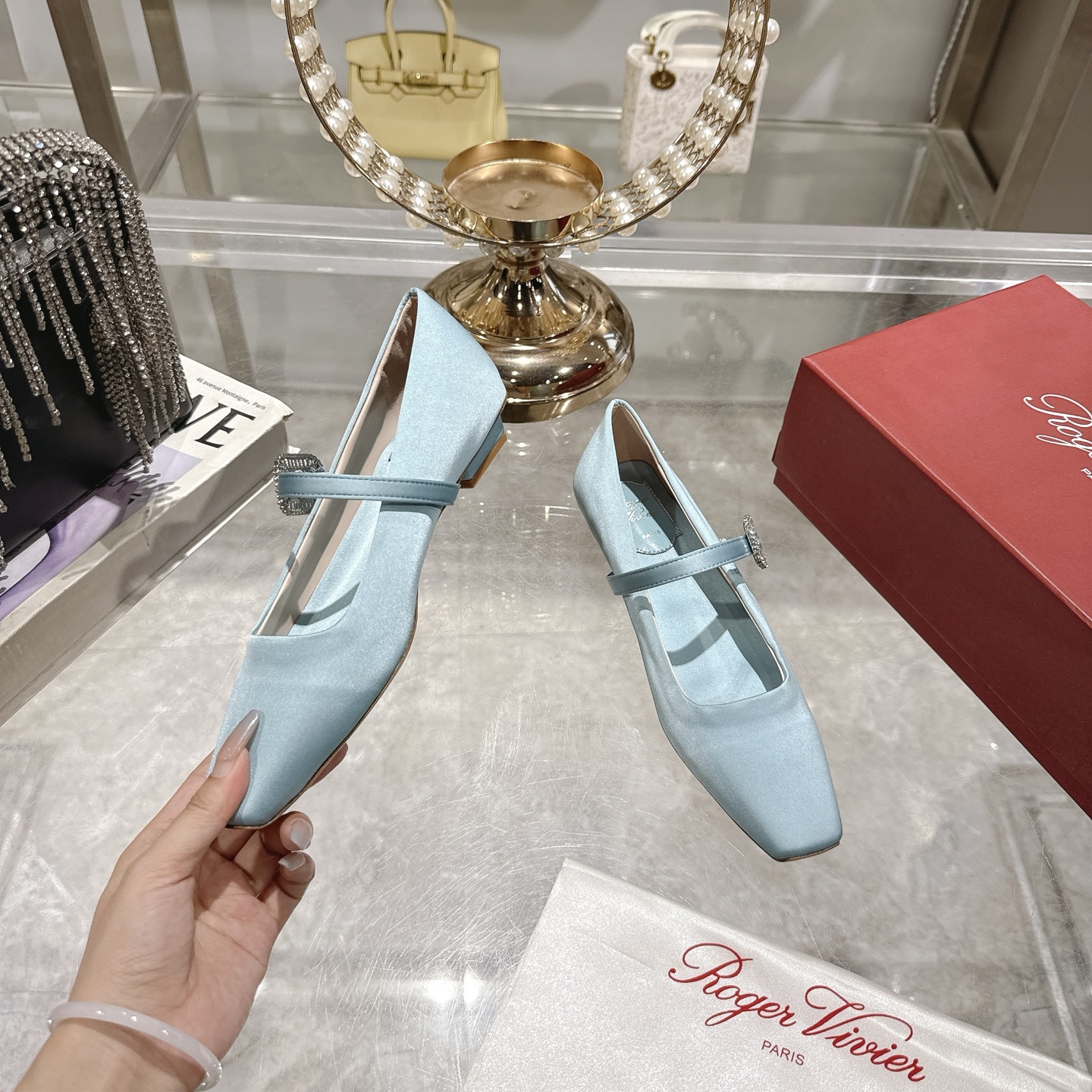 French Retro Charm: Roger Vivier RV 25ss Mary Jane Sole Shoe Review with Original Silk and Gold Details - 图片 4