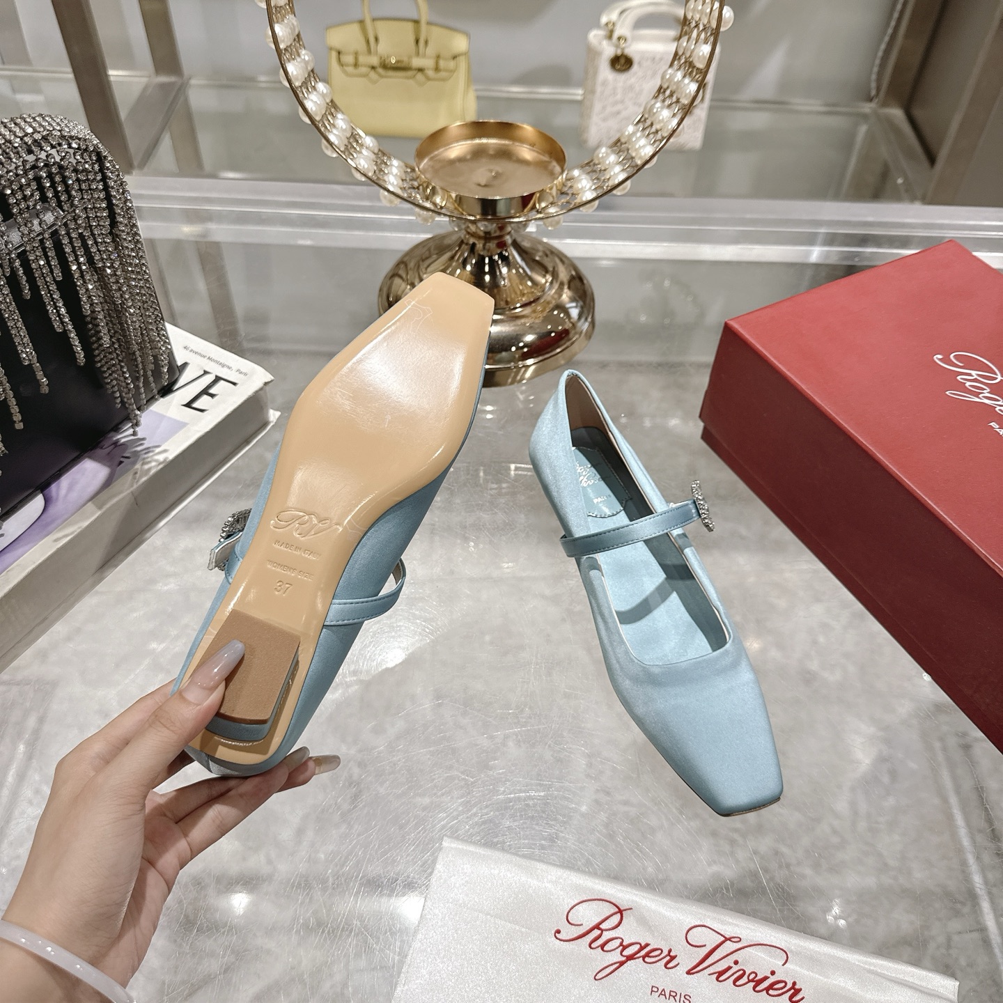 French Retro Charm: Roger Vivier RV 25ss Mary Jane Sole Shoe Review with Original Silk and Gold Details - 图片 9