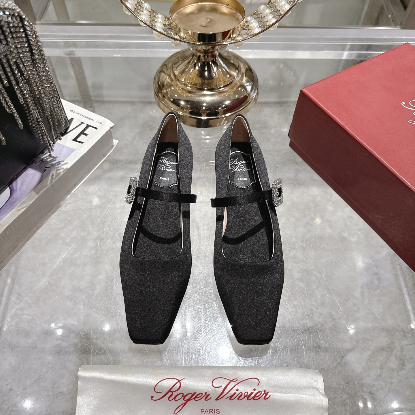 NO:469240,* RV 25ss new one-length double-diamond buckle with white c-position diamond buckle Mary Zhen single shoes!  French retro is so charming at first glance, it looks white and elegant. Whether it is matched with skirts or jeans, it has feminine taste. The small thick heels with stable walking can also show off long legs. Ballet shoes continue the essence of elegance and convey passionate love. Everyone can't put it down. Meeting everyone's needs. Beautiful and moving soft leather with classic big and square head easily presents the romantic summer style hidden in full red heart, and is full of love. Material: original silk/ imported sheepskin inside, hardware original Swarovski double rhinestones, soles original leather outsole height about 2.5cm Size34-40 (34.40.41 customization) /, single shoes, mary jane, skirts, jeans, sheepskin, real silk, Leather soles19860909* RV 25ss新款一字带双钻扣显白c位钻扣玛丽珍单鞋！法式复古好迷人一眼就相中,显白又显优雅气质~无论是搭配裙装还是牛仔裤都有女人味~带的小粗跟走路稳稳的还能**显腿长芭蕾舞鞋 延续优雅精髓,传递炙热爱意~大家爱不释手.满足大家需求 唯美动人柔软皮革搭配经典大方头轻松呈现夏日浪漫风情暗藏饱满红心,步步浓情四溢  材质:原版真丝/ 内里进口羊皮里 五金原版施华洛双水钻 鞋底原版真皮大底 高度约2.5cm Size34-40（ 34.40.41定制）／,单鞋,mary jane,skirts,jeans,sheepskin,real silk,Leather soles,Women's Shoes