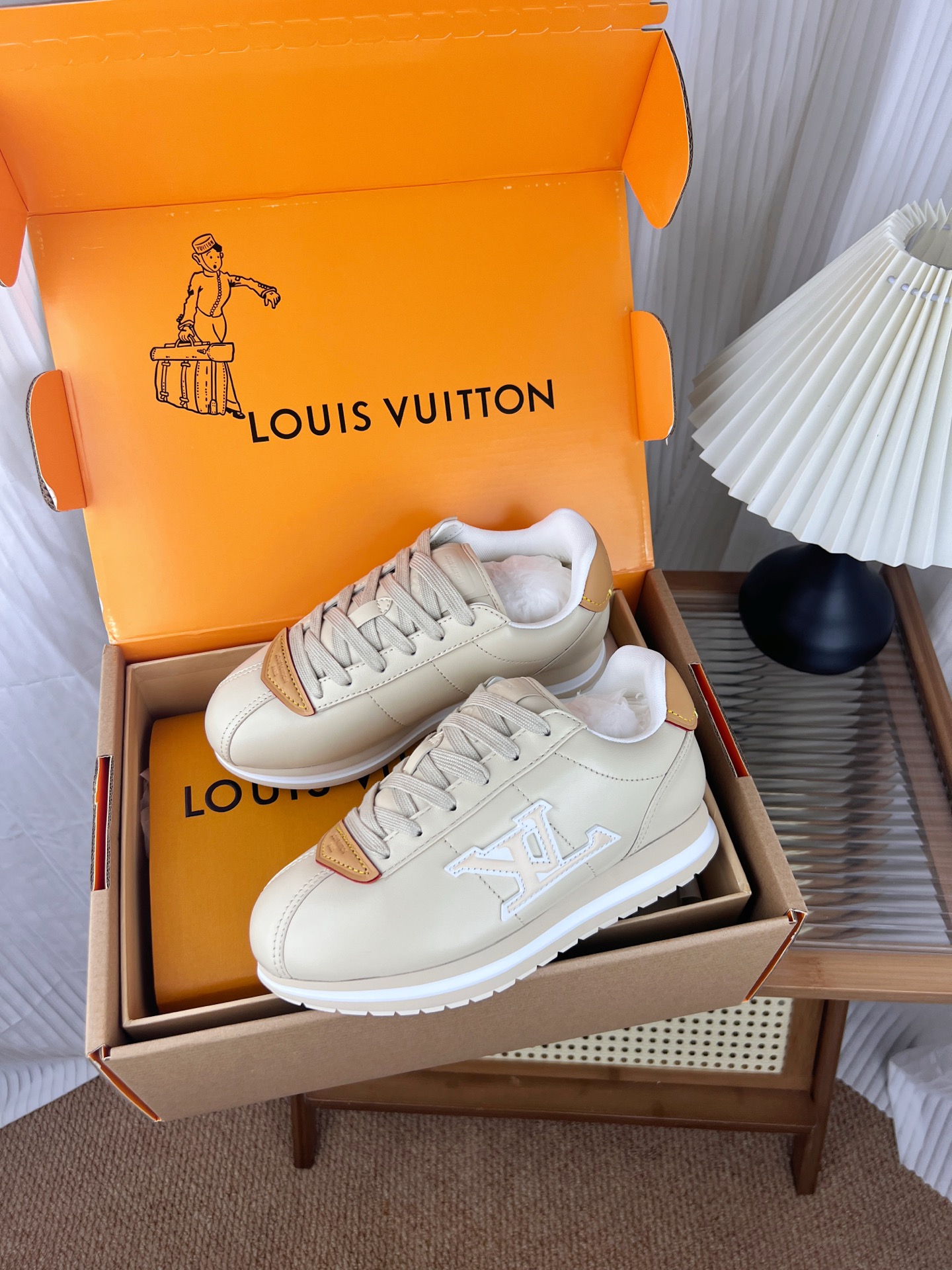 NO:680258,The highest version in Guangzhou, purchasing agent level (original mold opening) Louis Vuitton FW25 ButterSoft trendy series Little Fatty Bread Shoes Forrest Gump Shoes Sports Shoes Women's Men's 40 High Version Original Mold Version Mixed Lambskin Calfskin Logo LV | Louis Vuitton L Family Donkey Brand This LV sneaker reinterprets the classic running shoe design with a neat and simple design. Lightweight EVA outsole achieves a comfortable wearing experience. Monogram embossed and  Rich details such as LV letters establish recognition ■ Original mixed lambskin upper with cowhide logo Imported original mesh fabric inside Outsole TPU combination outsole Bottom thickness: 3.5CM Female 35 36 37 38 39 40 (40 size customization is non-returnable) Male 39 40 41 42 43 44 45 46 (46 size customization is not returnable)  Configure airplane gift box packaging, casual shoes/sports shoes, louis vuitton, louis vuitton, louis vuitton, louis vuitton, louis vuitton, sneakers, cowhide, sheepskin19860909广州最高版本 代购级(原版开模） Louis Vuitton FW25 ButterSoft潮流系列 小胖丁 面包鞋 阿甘鞋 运动鞋 女款 男款40 高版本 原版开模对版 混种小羊皮 小牛皮logo LV|路易威登L家驴牌 本款 LV 运动鞋以利落简约设计重绎经典跑鞋设计.轻盈 EVA 外底成就舒弹穿着体验. Monogram 压纹与 LV字母等丰富细节树立辨识度■ 鞋面原版混种小羊皮 搭配牛皮logo 内里进口原厂网布 大底TPU组合大底 底厚:3.5CM 女 35 36 37 38 39 40 (40码定制不退换) 男39 40 41 42 43 44 45 46（46码定制不退换） 配置飞机礼盒包装,休闲鞋/运动鞋,louis vuitton,louis vuitton,louis vuitton,louis vuitton,louis vuitton,sneakers,cowhide,sheepskin,Women's Shoes